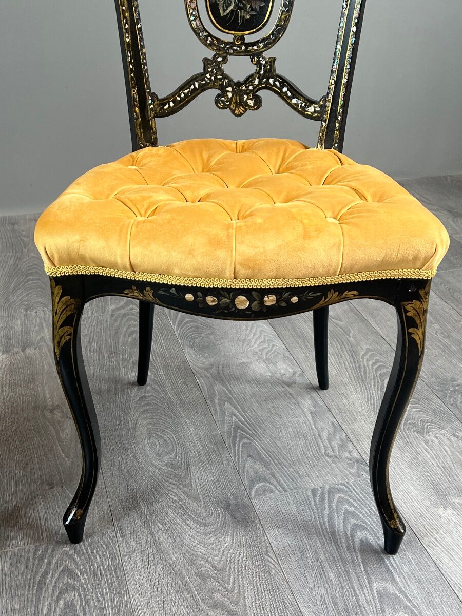 Paire de chaises Napoléon III marquetées et incrustées de nacre, XIXe Siècle