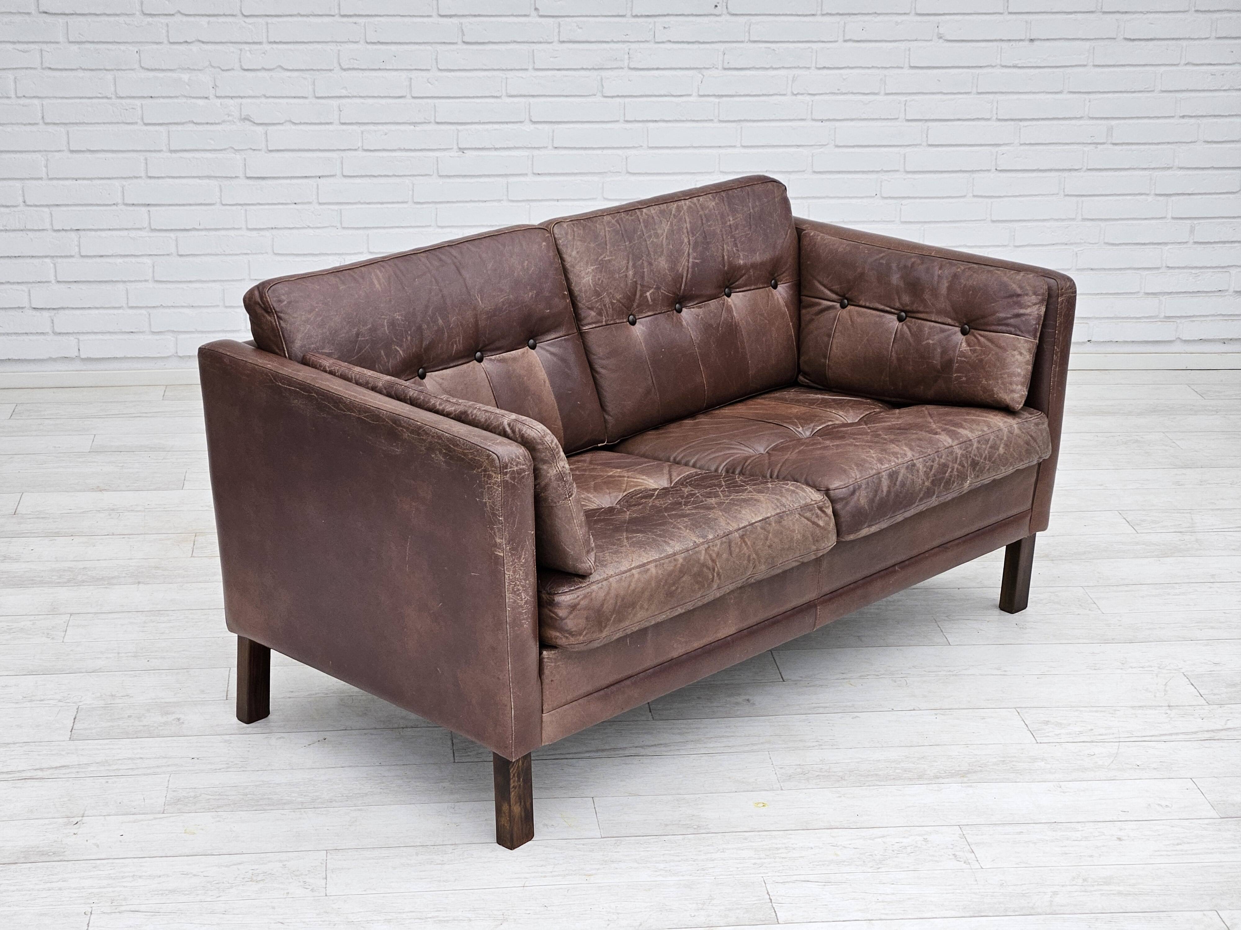 Années 1970, canapé classique danois 2 places, cuir marron d'origine.