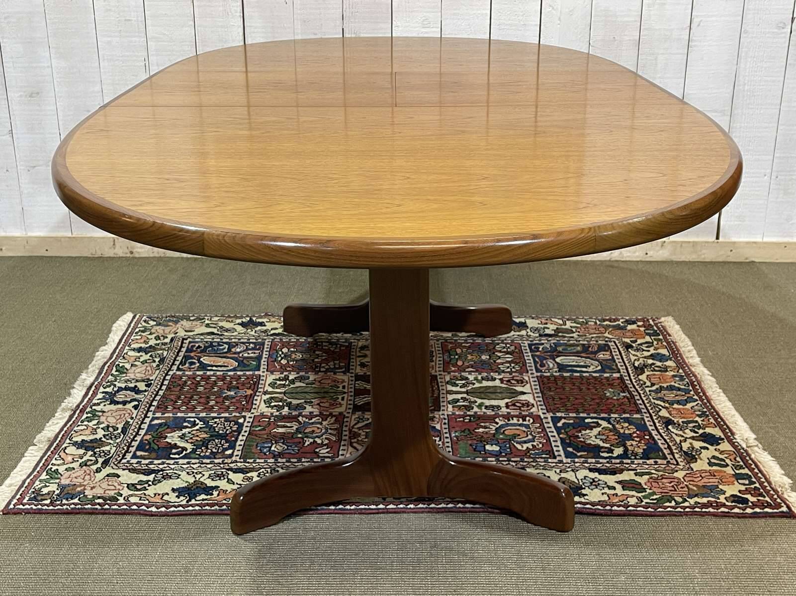 Table GPlan en teck des années 70 avec une allonge papillon