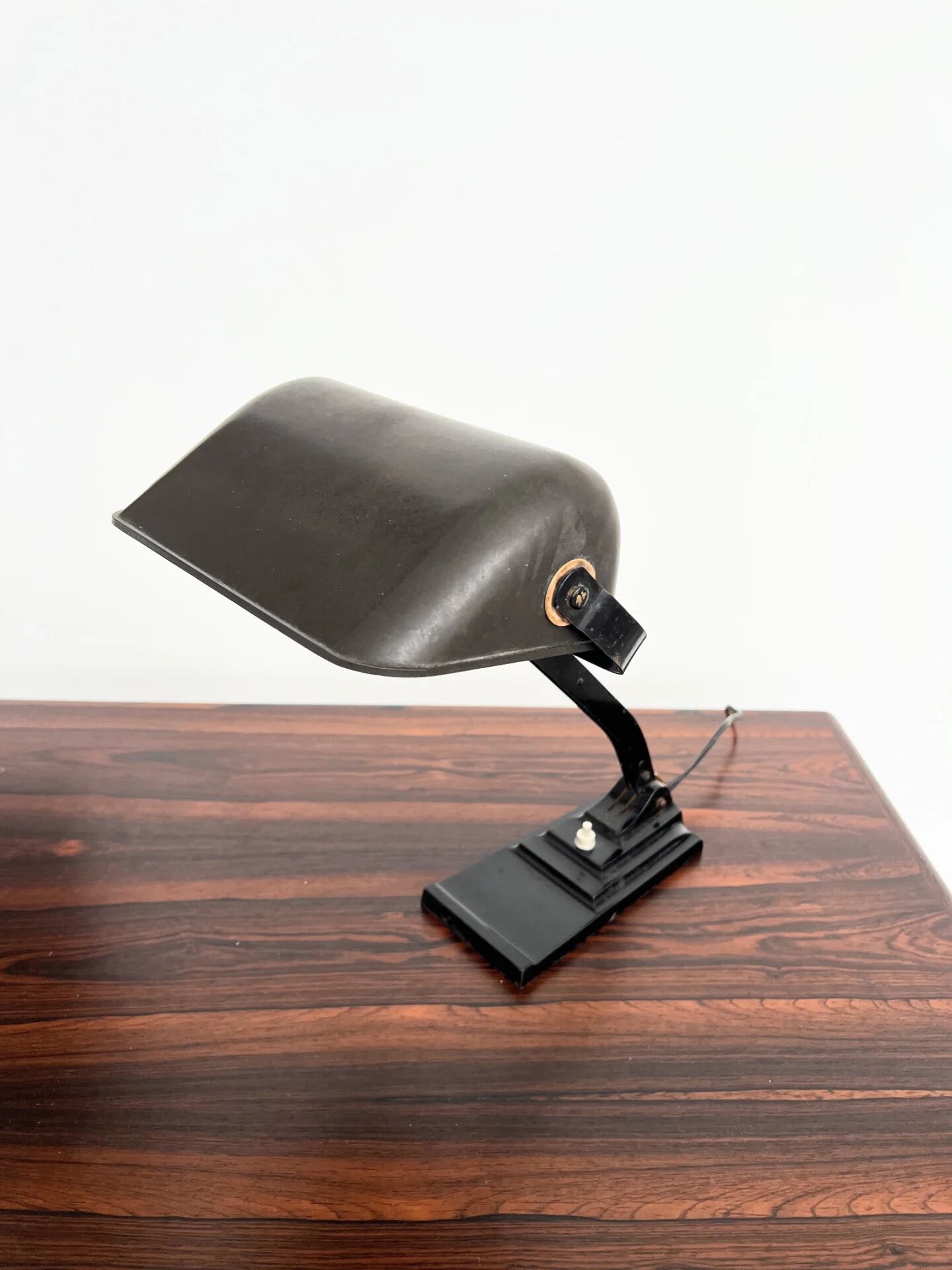 Lampe de bureau articulée ERPE — Métal noir et bakélite, Belgique, années 30-40