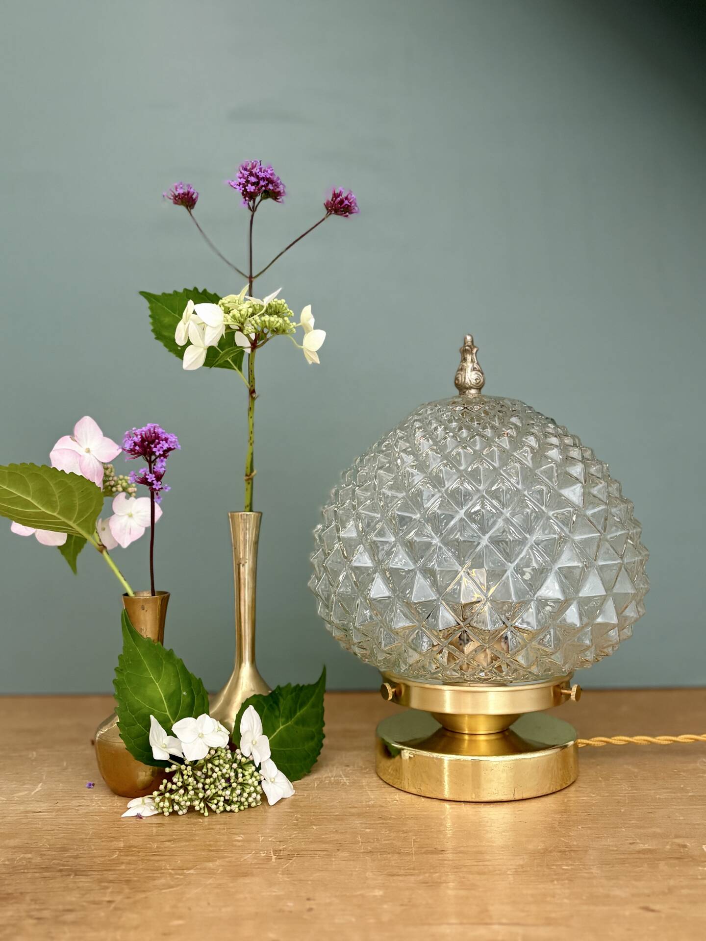 Lampe à poser globe vintage en verre moulé pointes de diamant