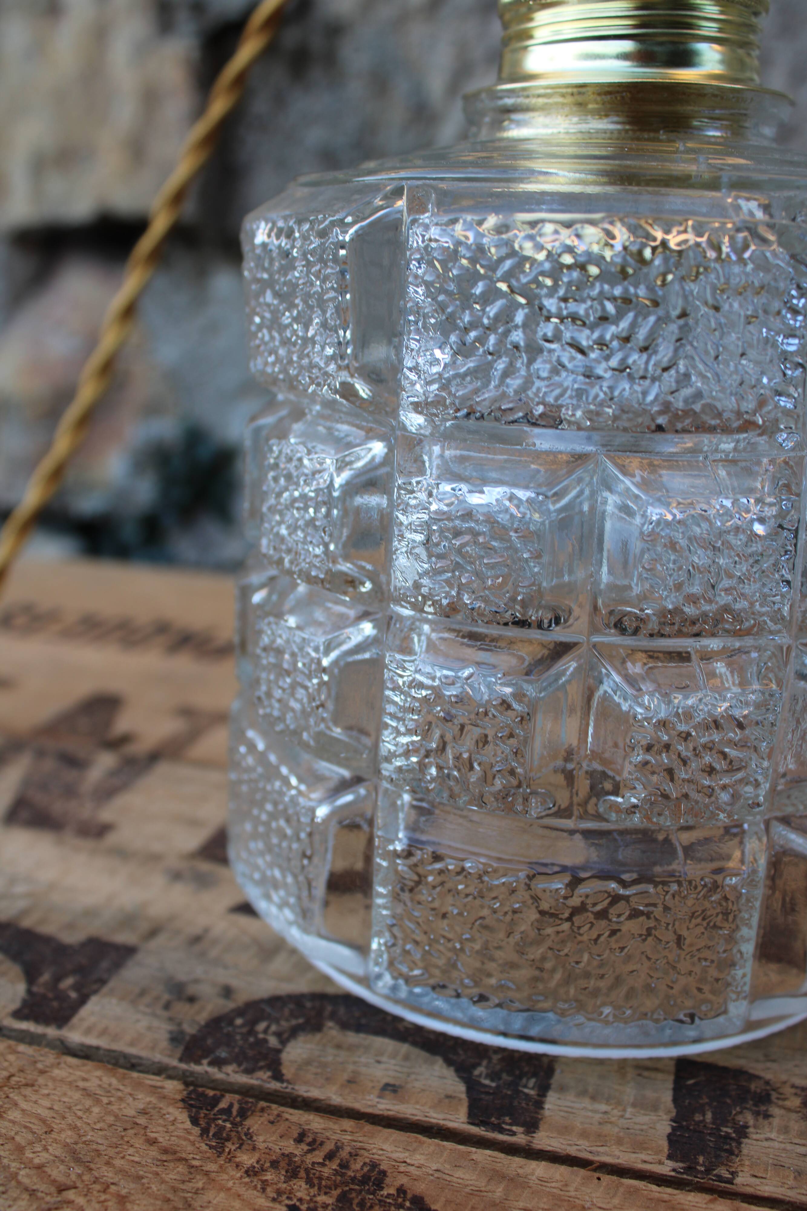 Moulded glass walk-in lamp