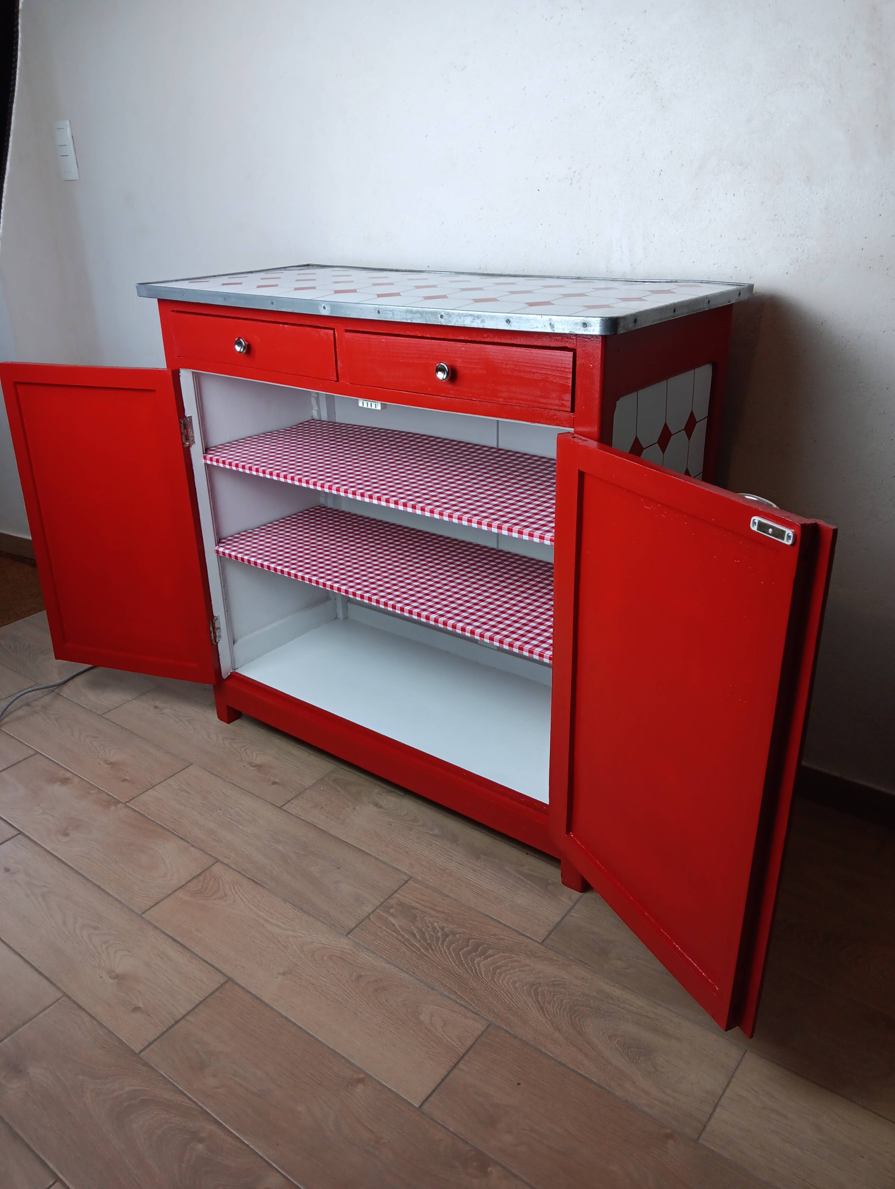 Meuble de métier , buffet parisien en tôle émaillé rouge et blanc