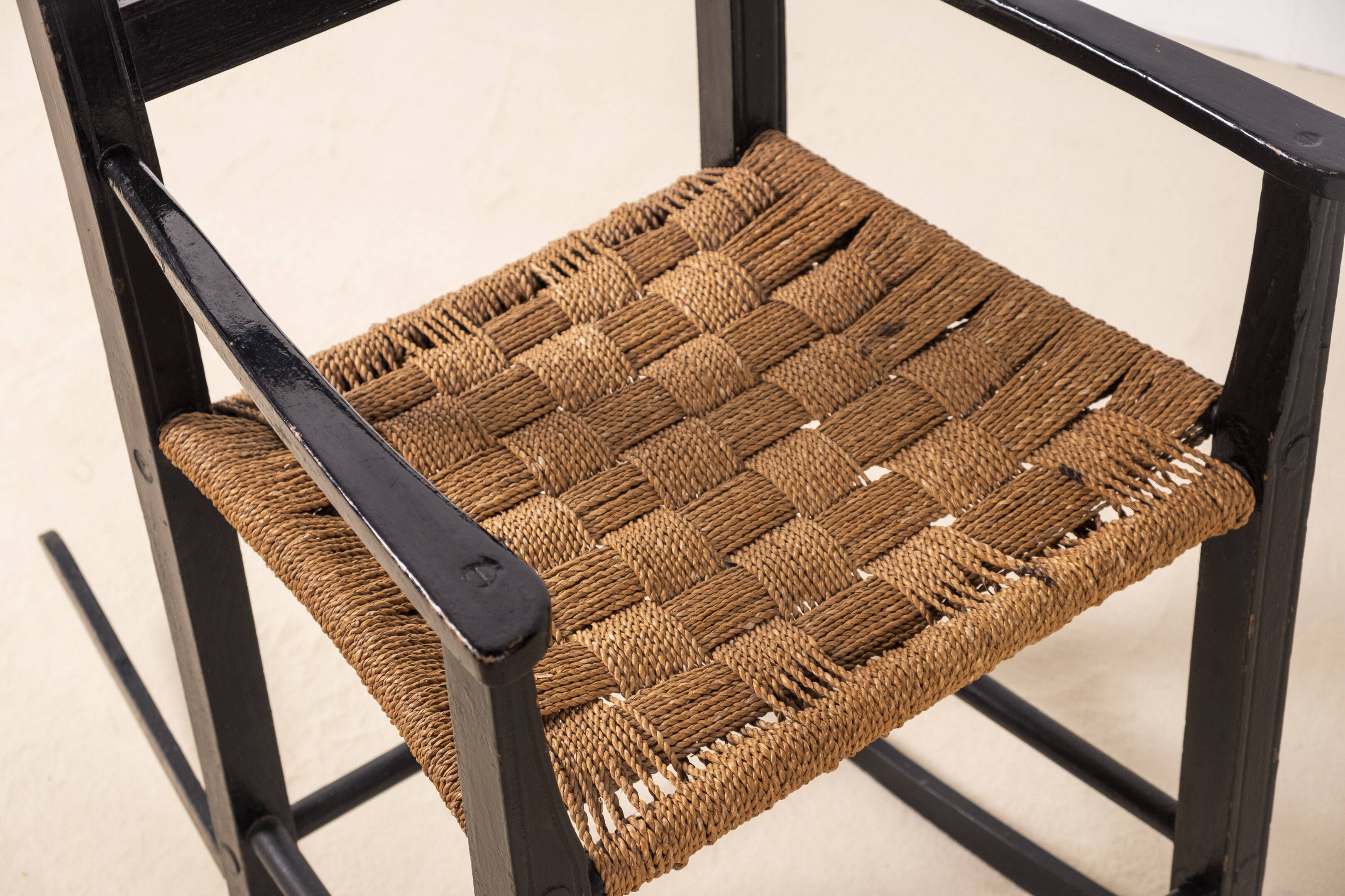 Fauteuil à bascule du début du 20e siècle avec siège en gazon, Danemark