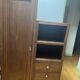 Armoire en bois avec tiroirs et étagères