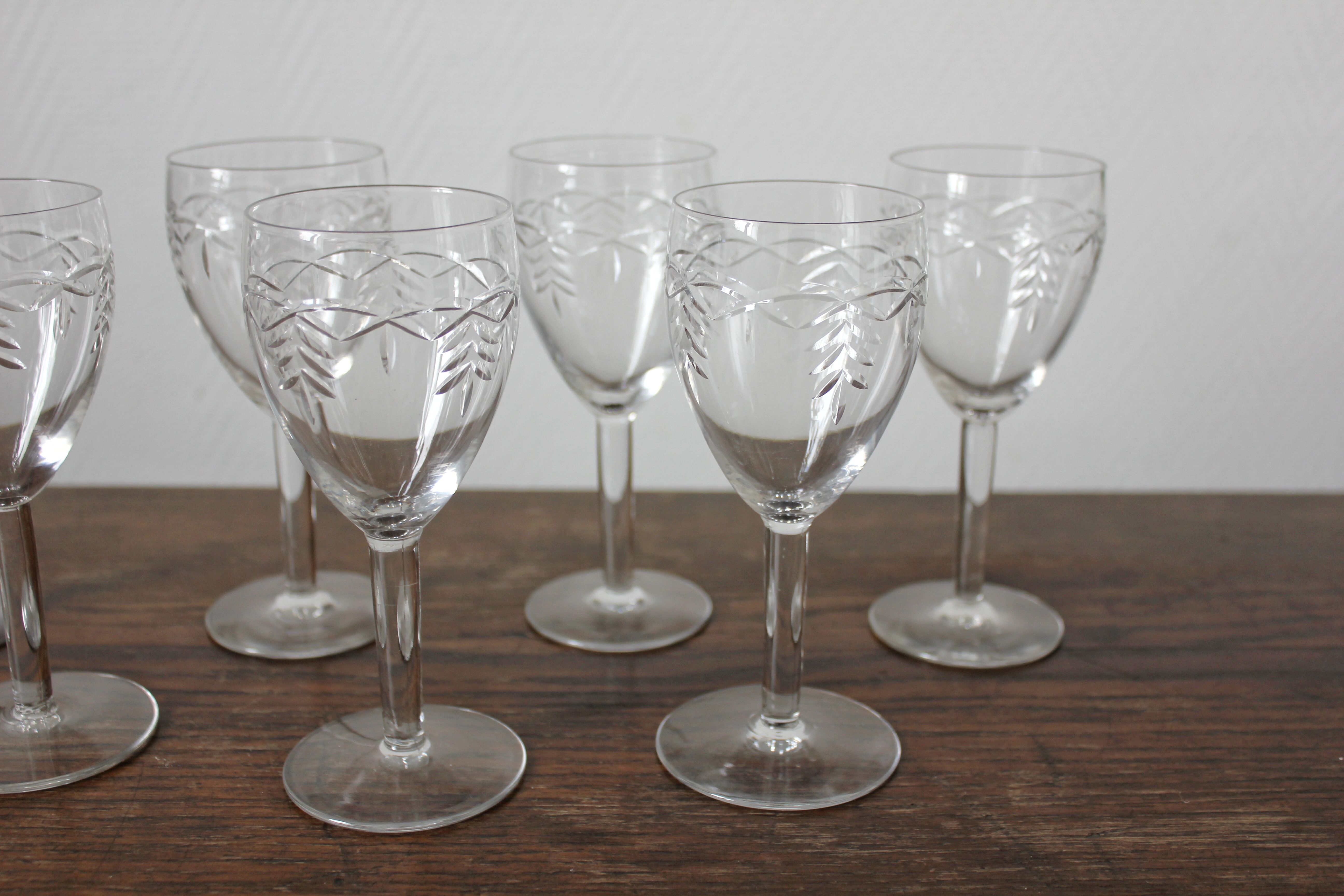 7 white wine glasses in crystal engraved with a vintage frieze