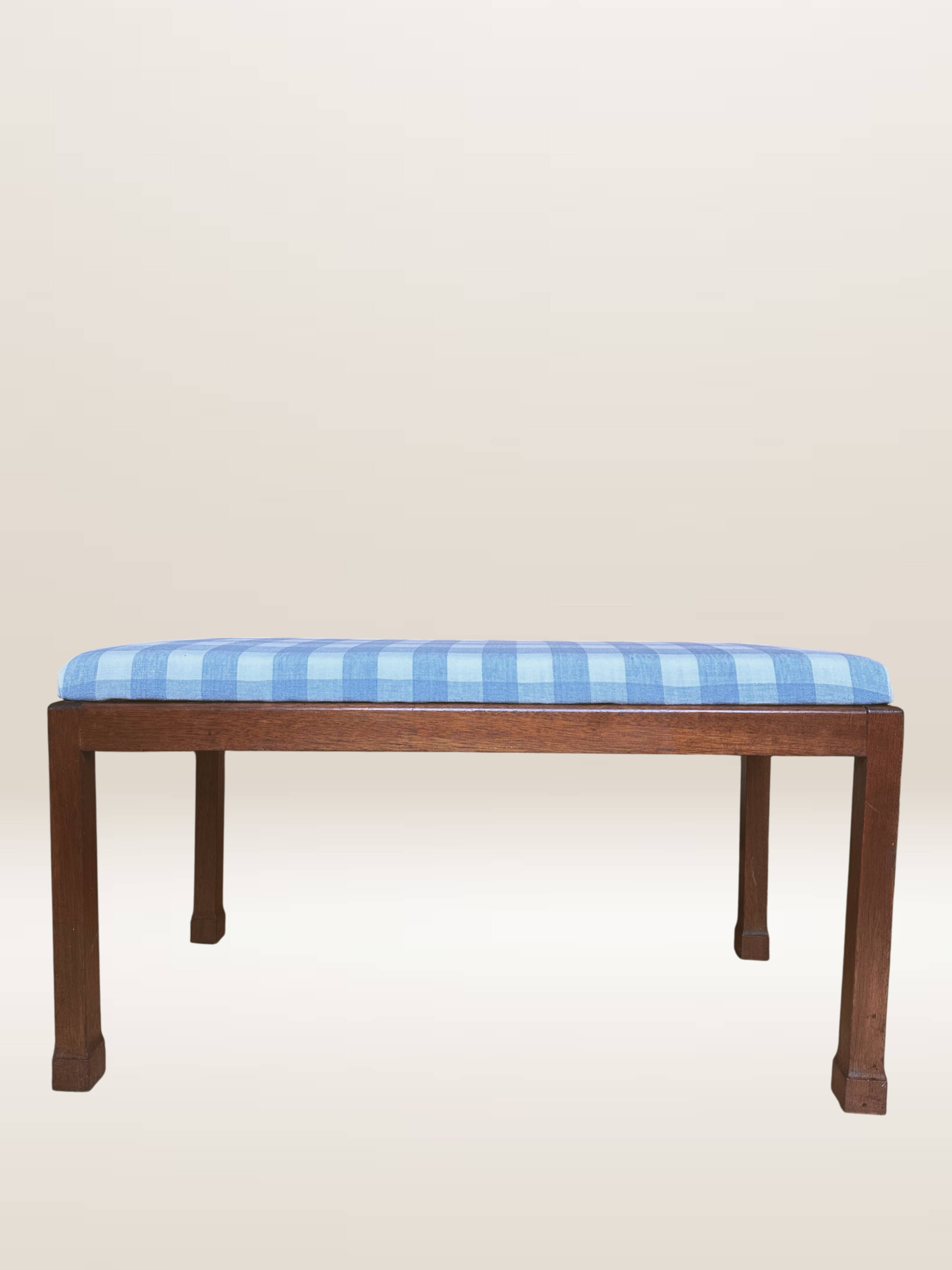 Ottoman coffee table in wood and gingham fabric.