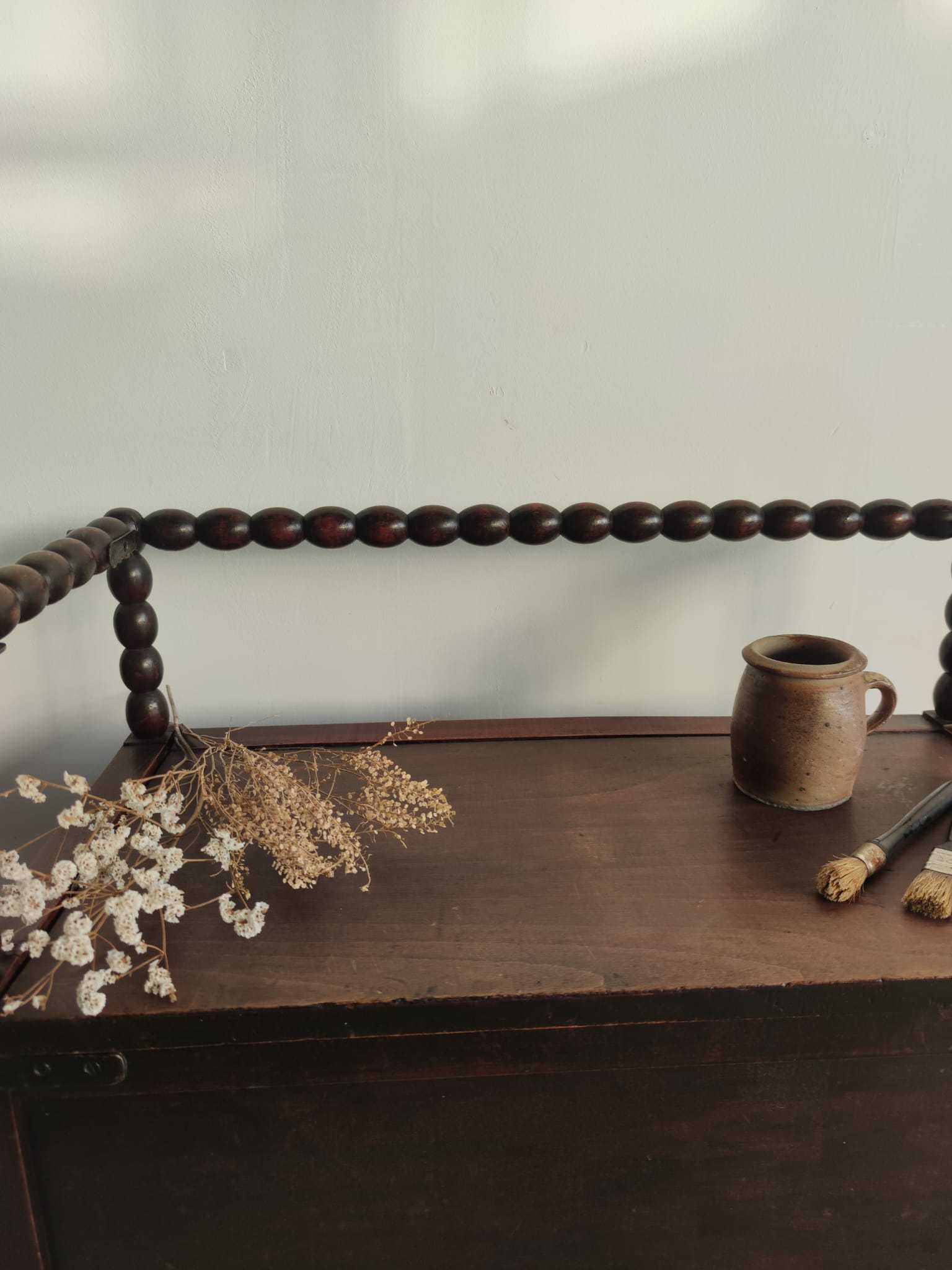 Natural wood chest forming a bench, ringed shoulders