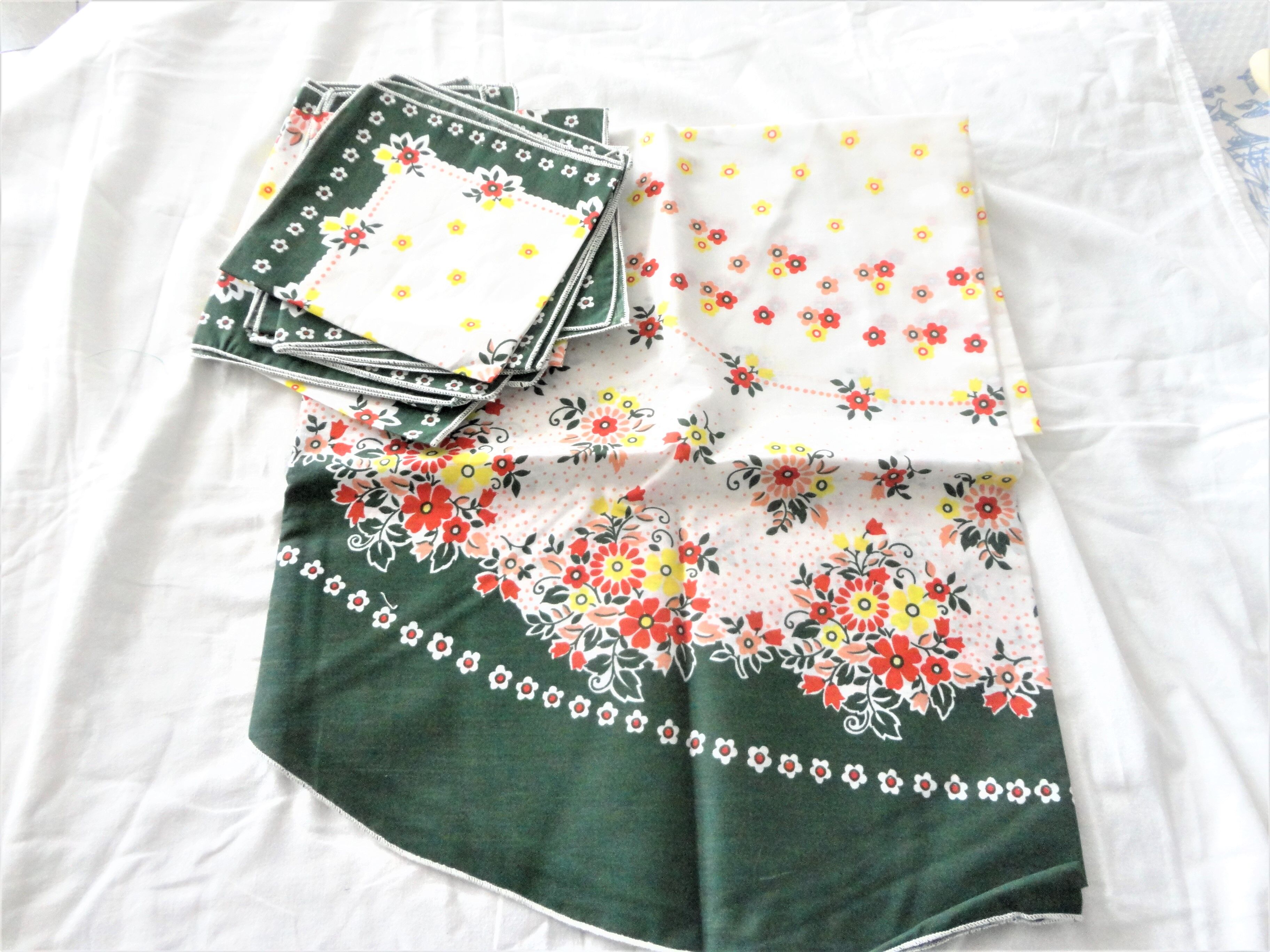 Round floral tablecloth and napkins, 1980