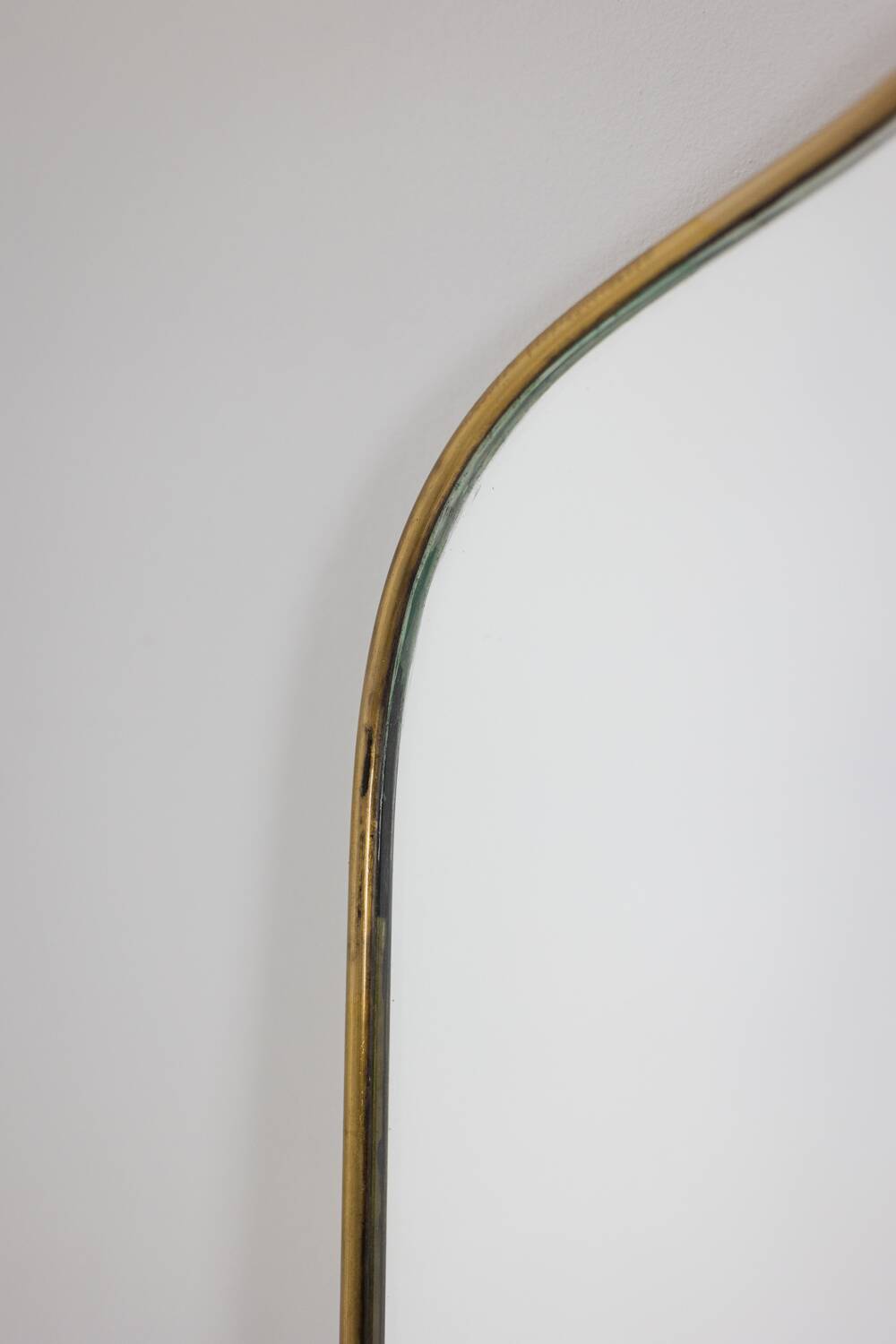 Paire de miroirs de forme « chapeau de gendarme », années 1970