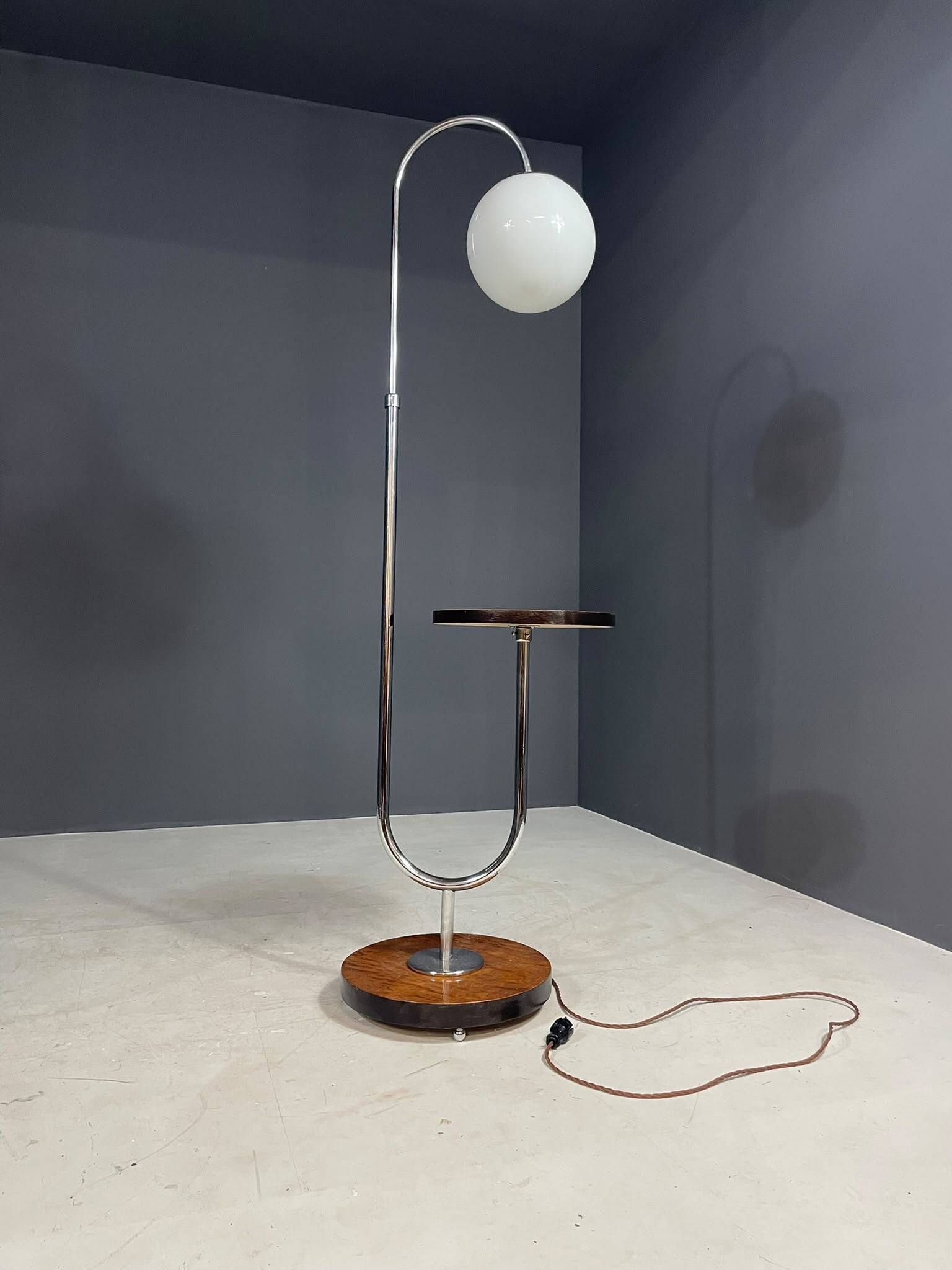 Lampe de sol Bauhaus restaurée avec table intégrée par R. Slezák