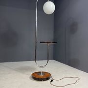 Lampe de sol Bauhaus restaurée avec table intégrée par R. Slezák