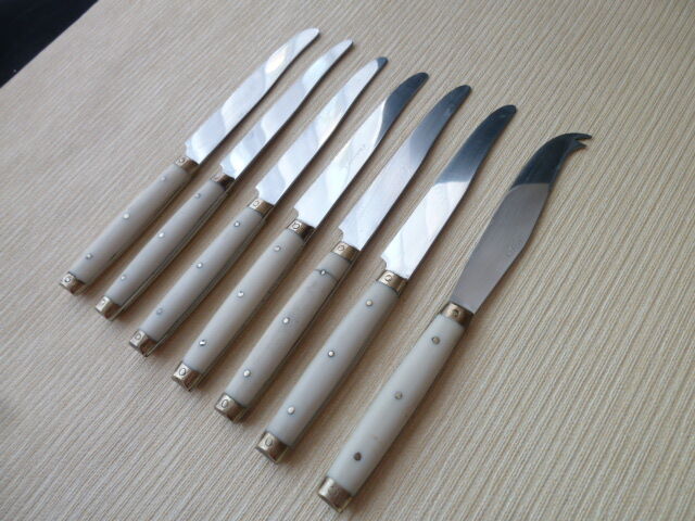 Set of 6 cheese knives and 1 Vintage Bakelite serving knives