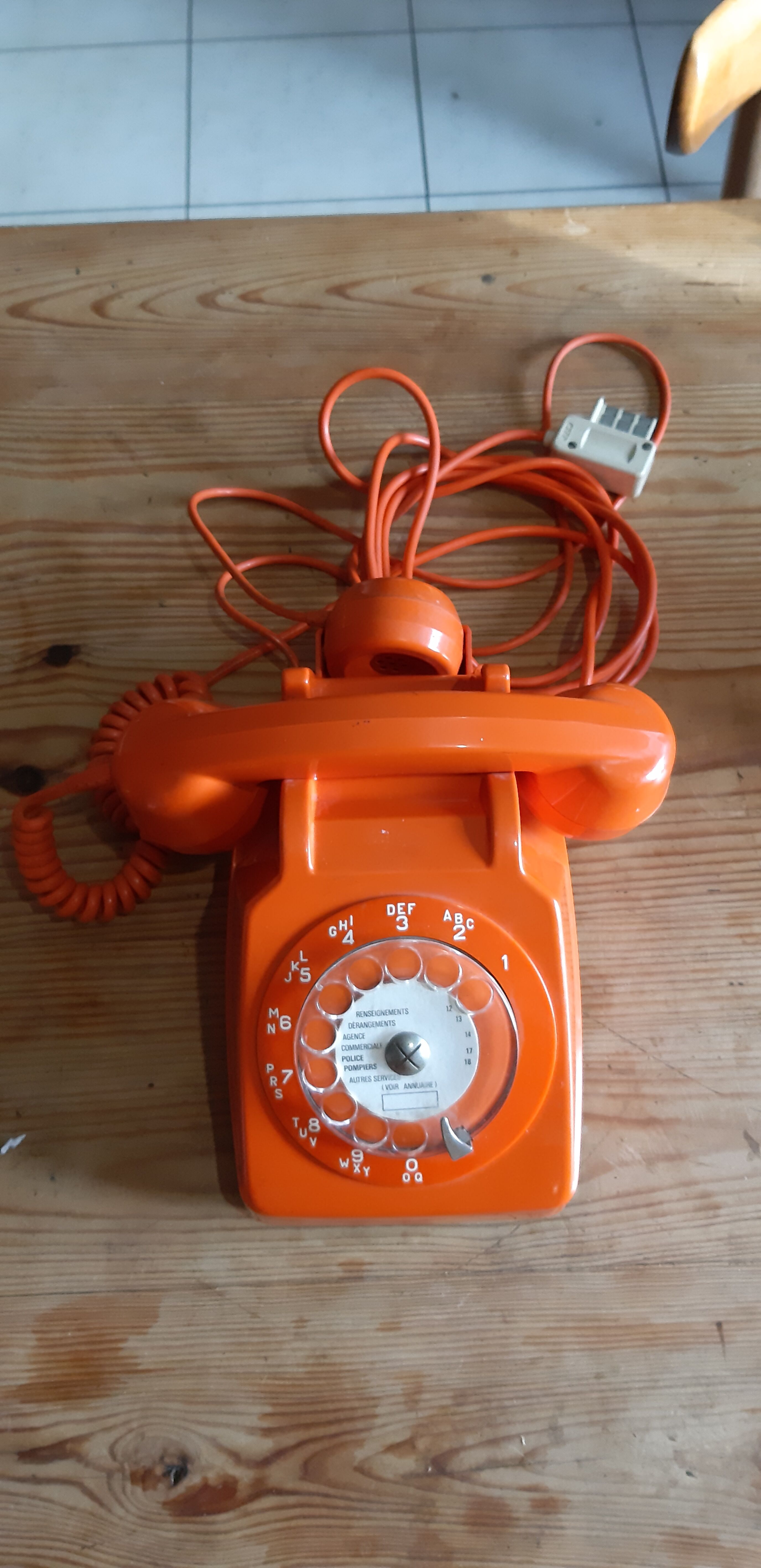 Telephone vintage orange