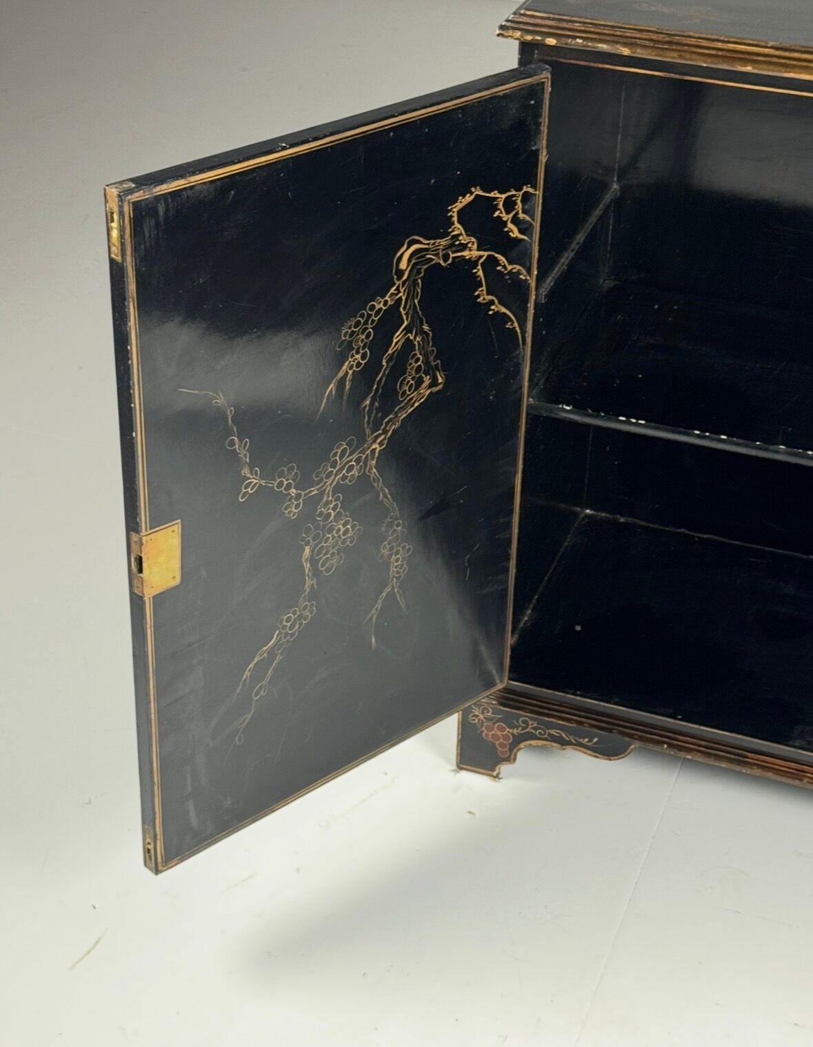 Cabinet laqué chinoiserie du 20e siècle anglais