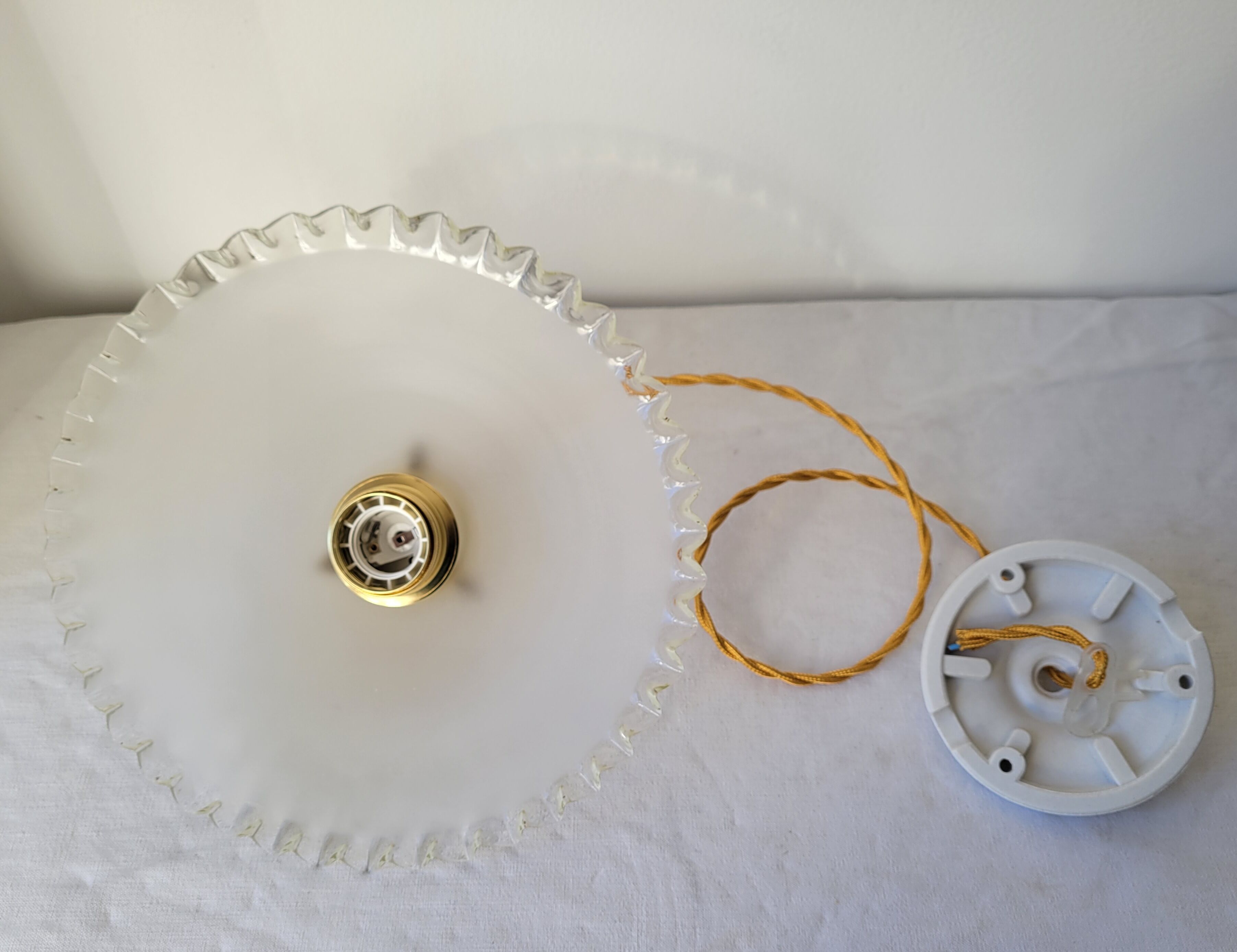 Serrated opaline suspension