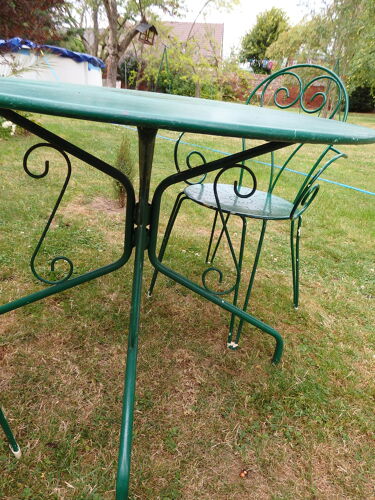Salon jardin en fer forgé table et 2 fauteuils