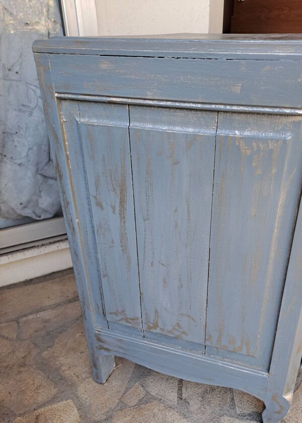 Commode en bois massif peinte gris et patiné argent  1940 à 3 tiroirs