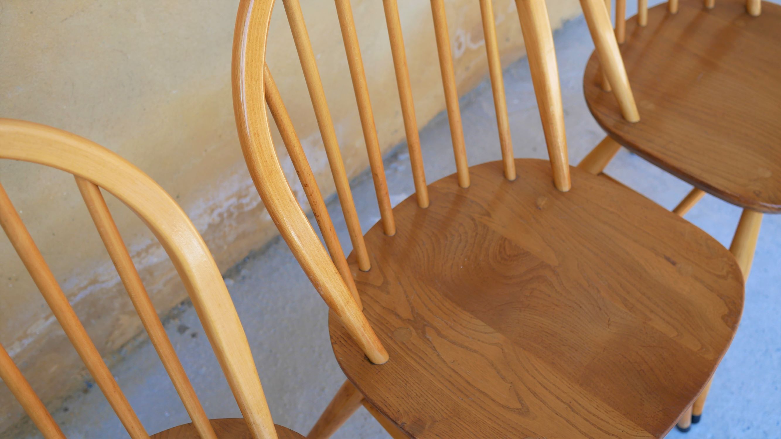 Série de 4 chaises « Windsor » par L. Ercolani pour les éditions Ercol