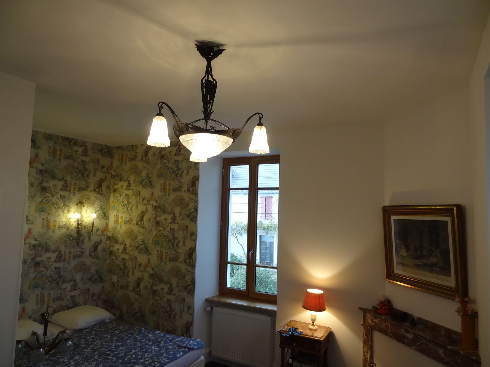 Lustre en fer forgé et verre opalin