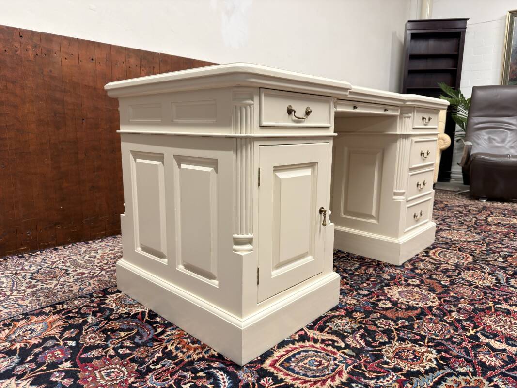Bureau Chesterfield classique crème anglais
