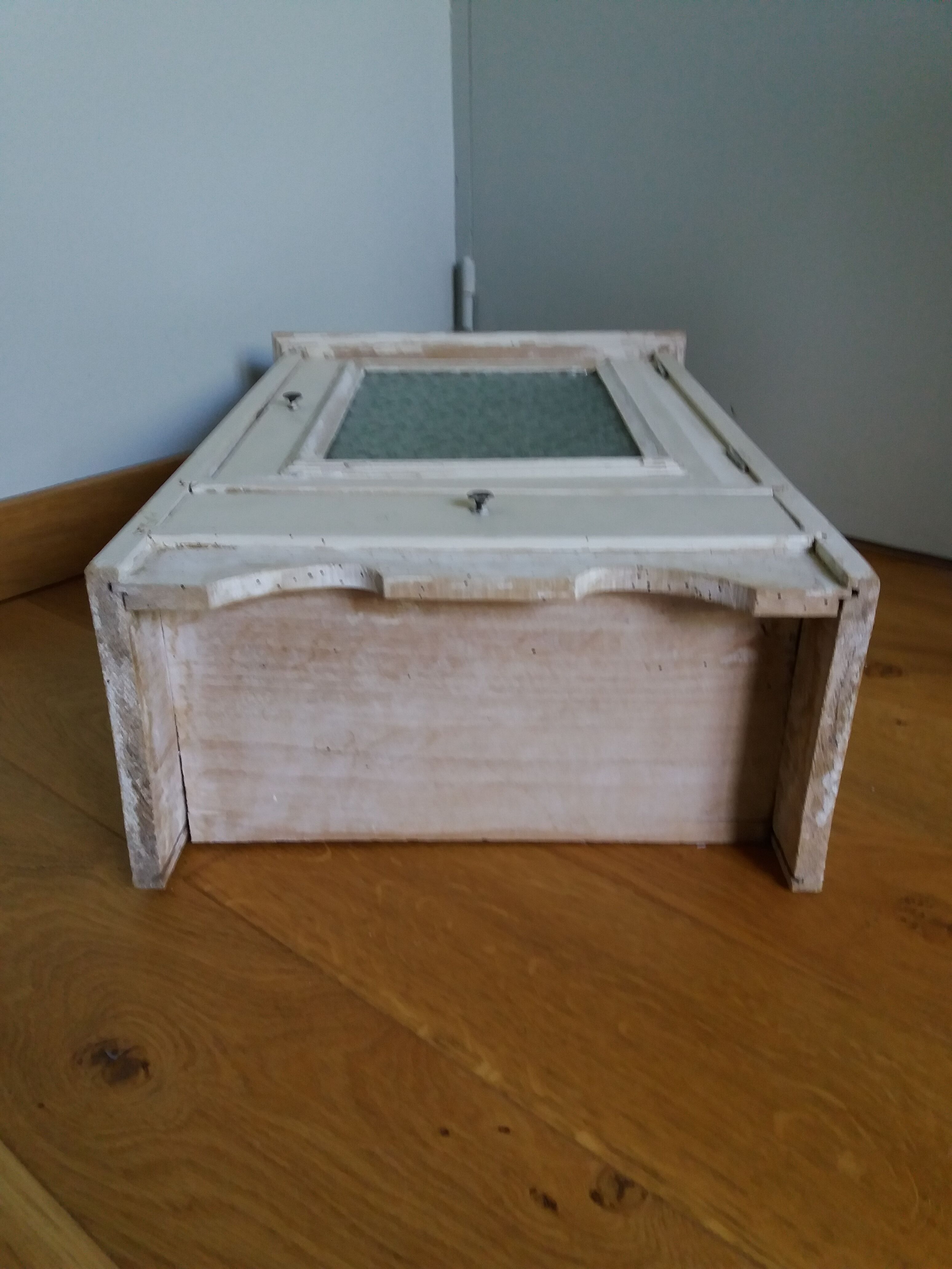 Medicine or toilet cabinet