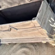 Banc coffre ancien en chêne massif brut