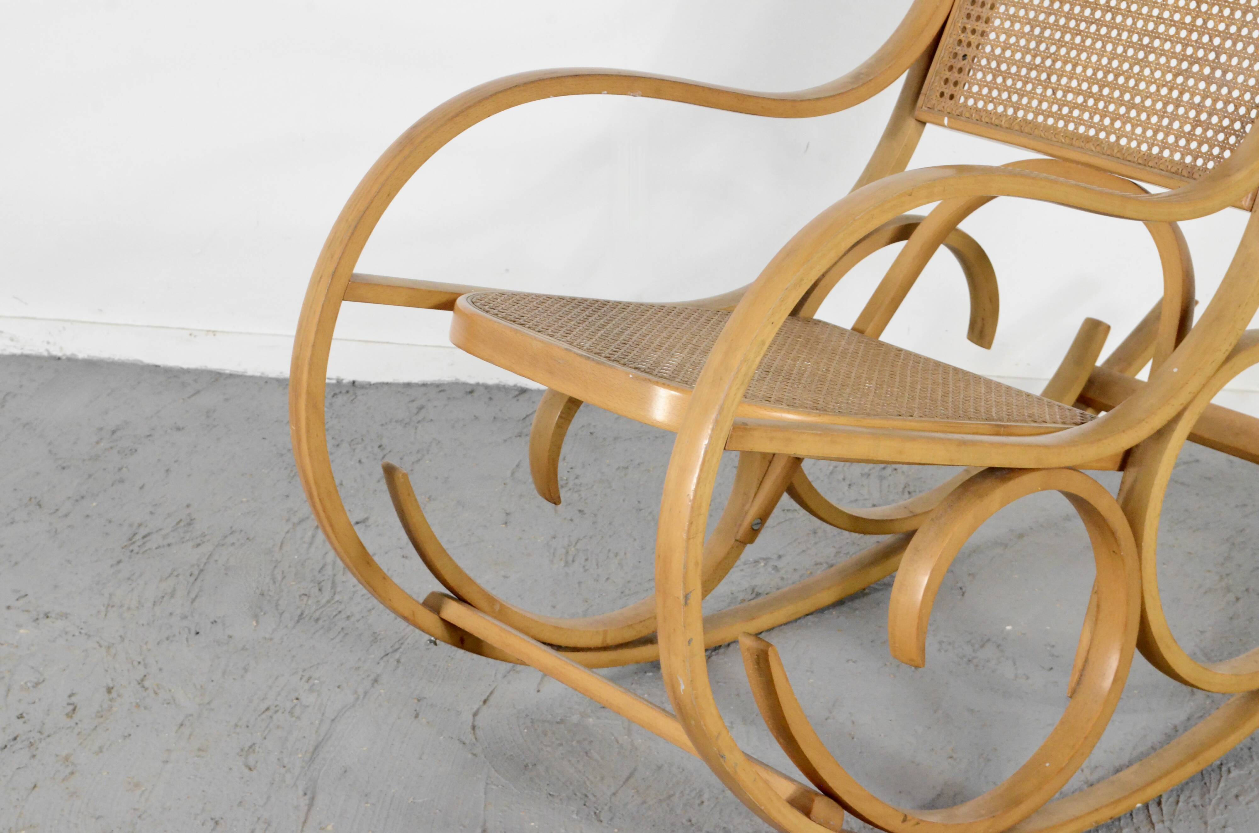 Fauteuil à bascule italien Luigi Crassevig en bois courbé