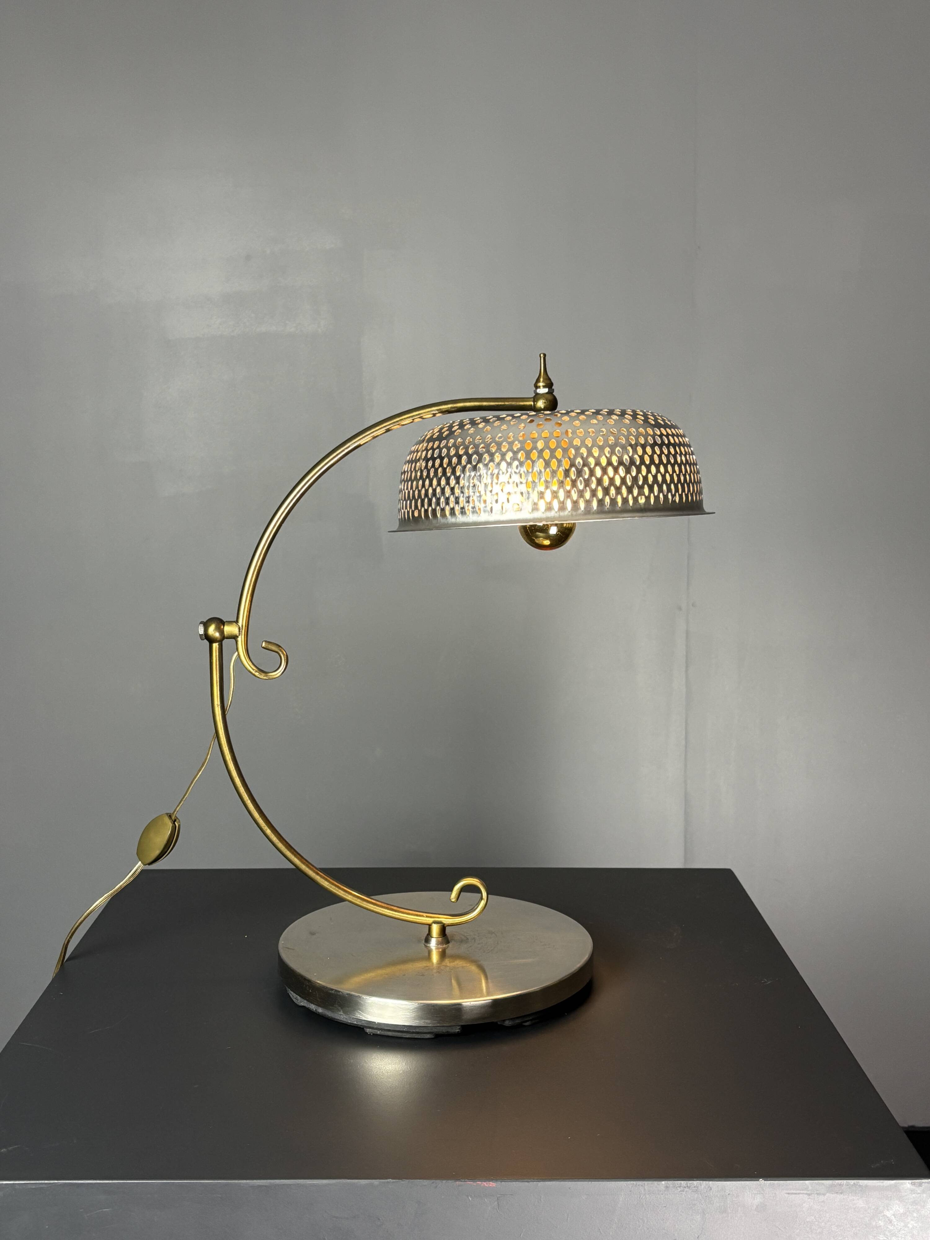 Lampe de table sculpturale ajustable des années 1960 avec abat-jour perforé.