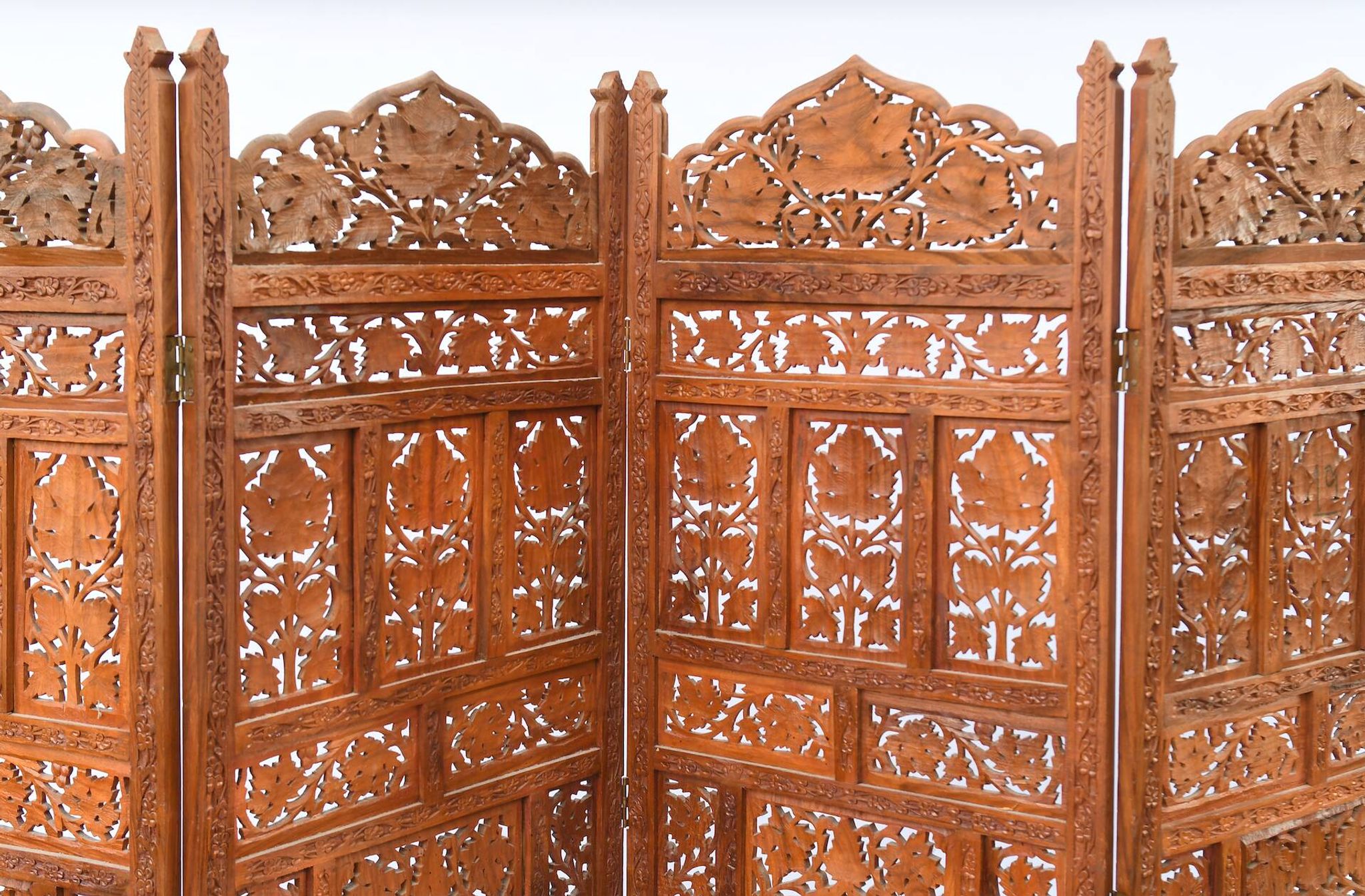 Indian screen with 4 leaves in teak wood with rich openwork decoration of grape leaves
