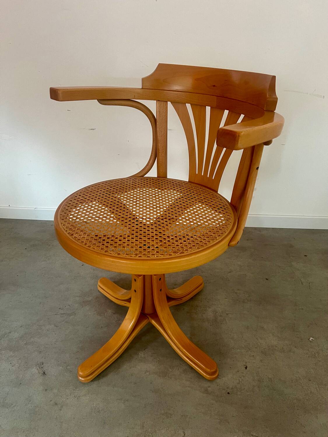 Old “American” office armchair in blond oak wood, curved cannage design, 60s vintage