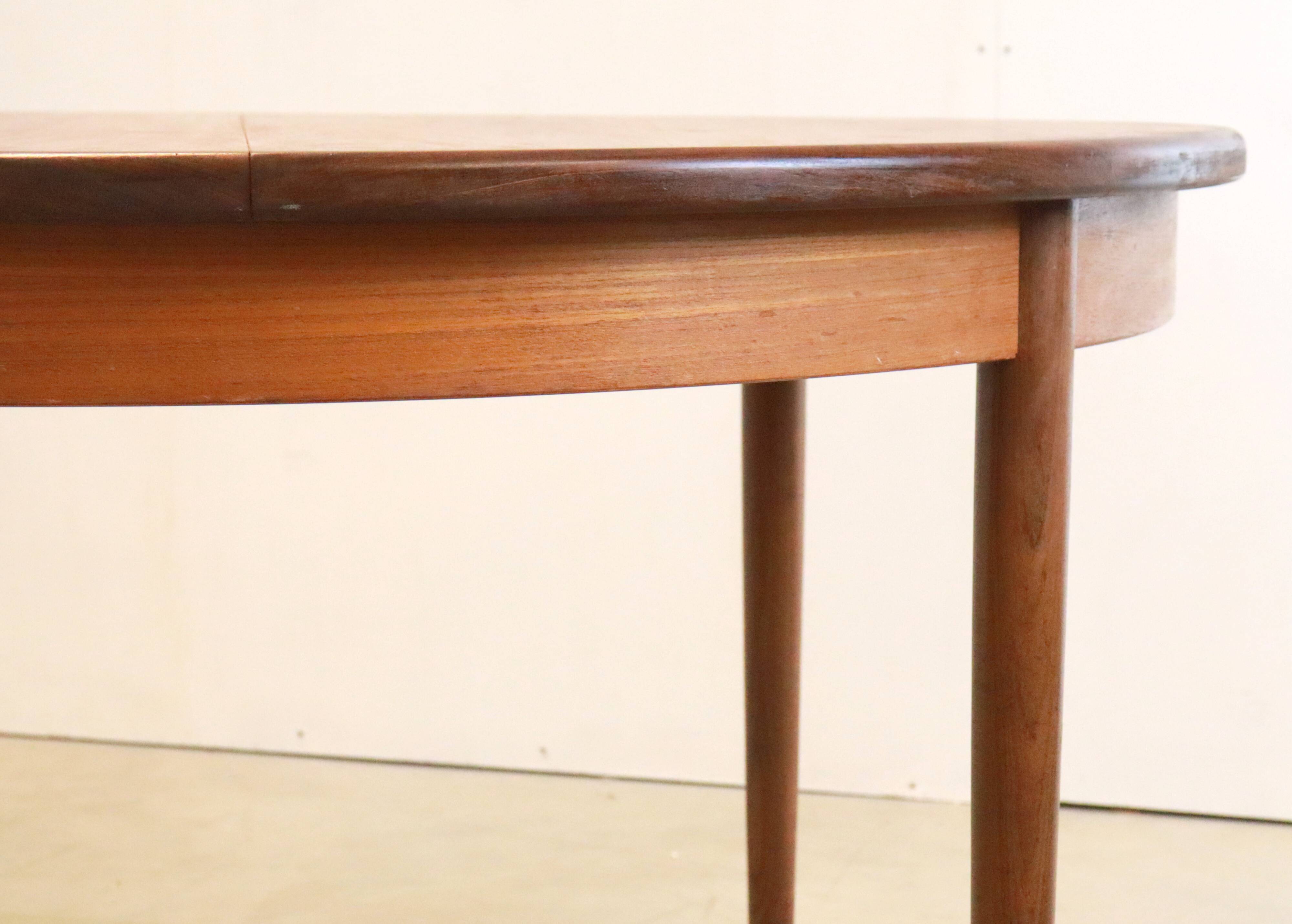 Round G-Plan vintage dining table extendable 'Prestwich'