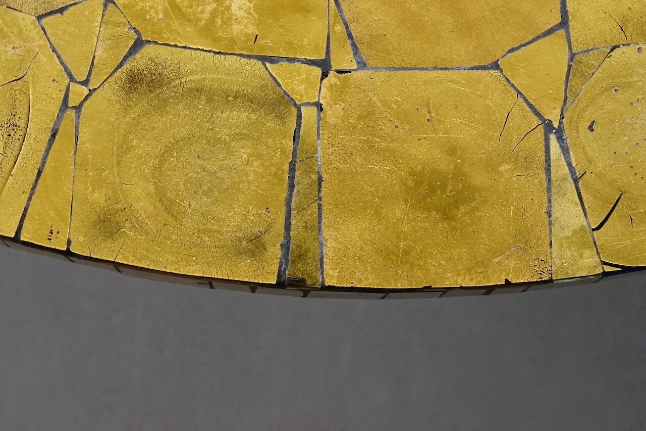 Table basse ornée d'une mosaïque à la feuille d'or 18 carats
