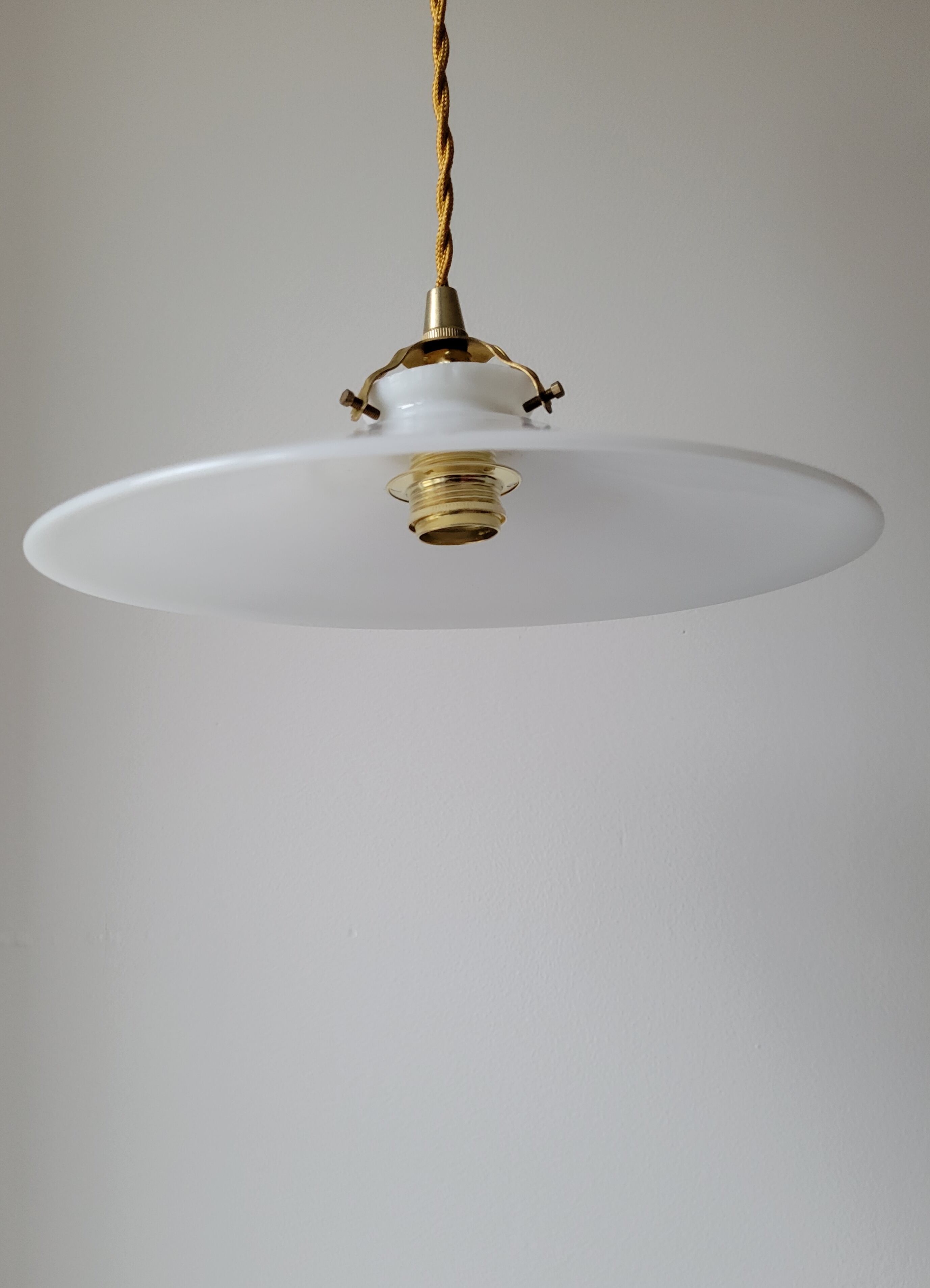 White opaline suspension