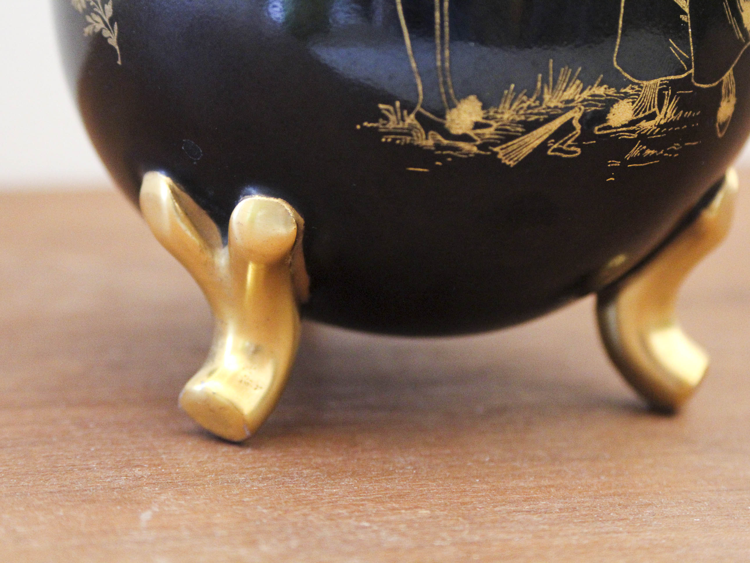 Egg-shaped porcelain vase decorated with Pierrot and Columbine