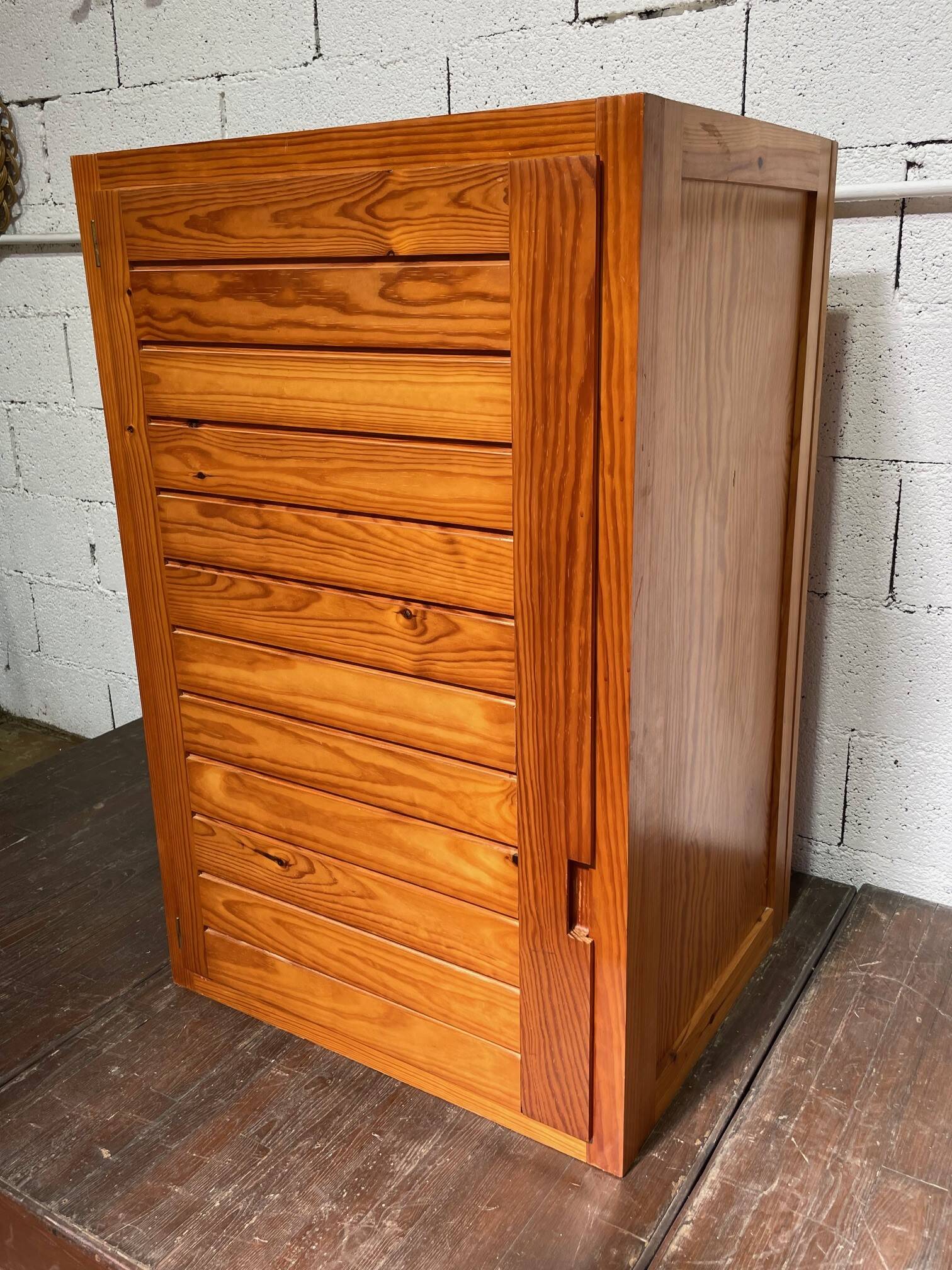 Meuble de rangement en pin par Pierre Gautier Delaye vintage années 1950