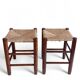 Style Charlotte Perriand, paire de tabourets en bois rustique et paille, France, vers 1950.