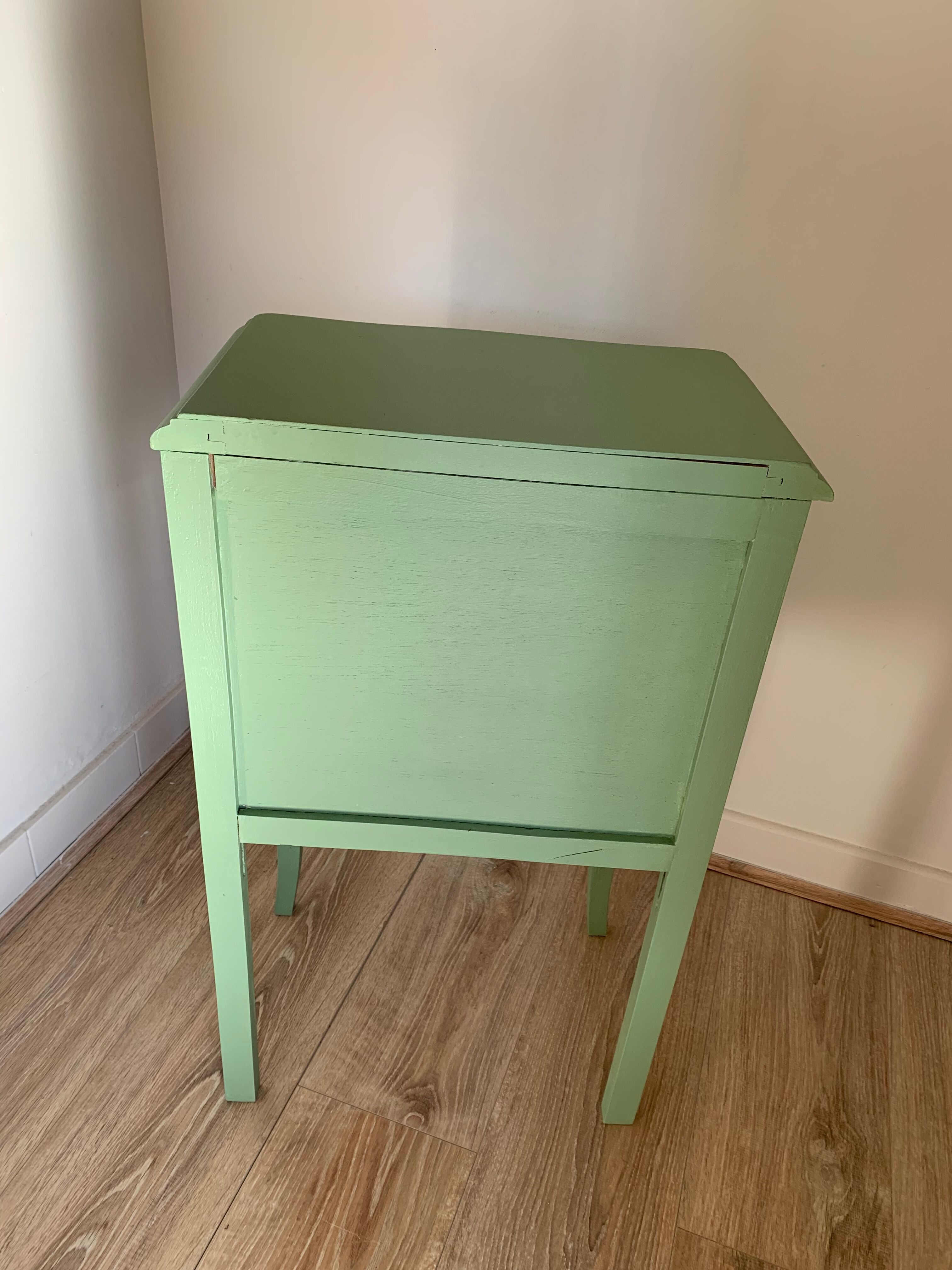 Green bedside