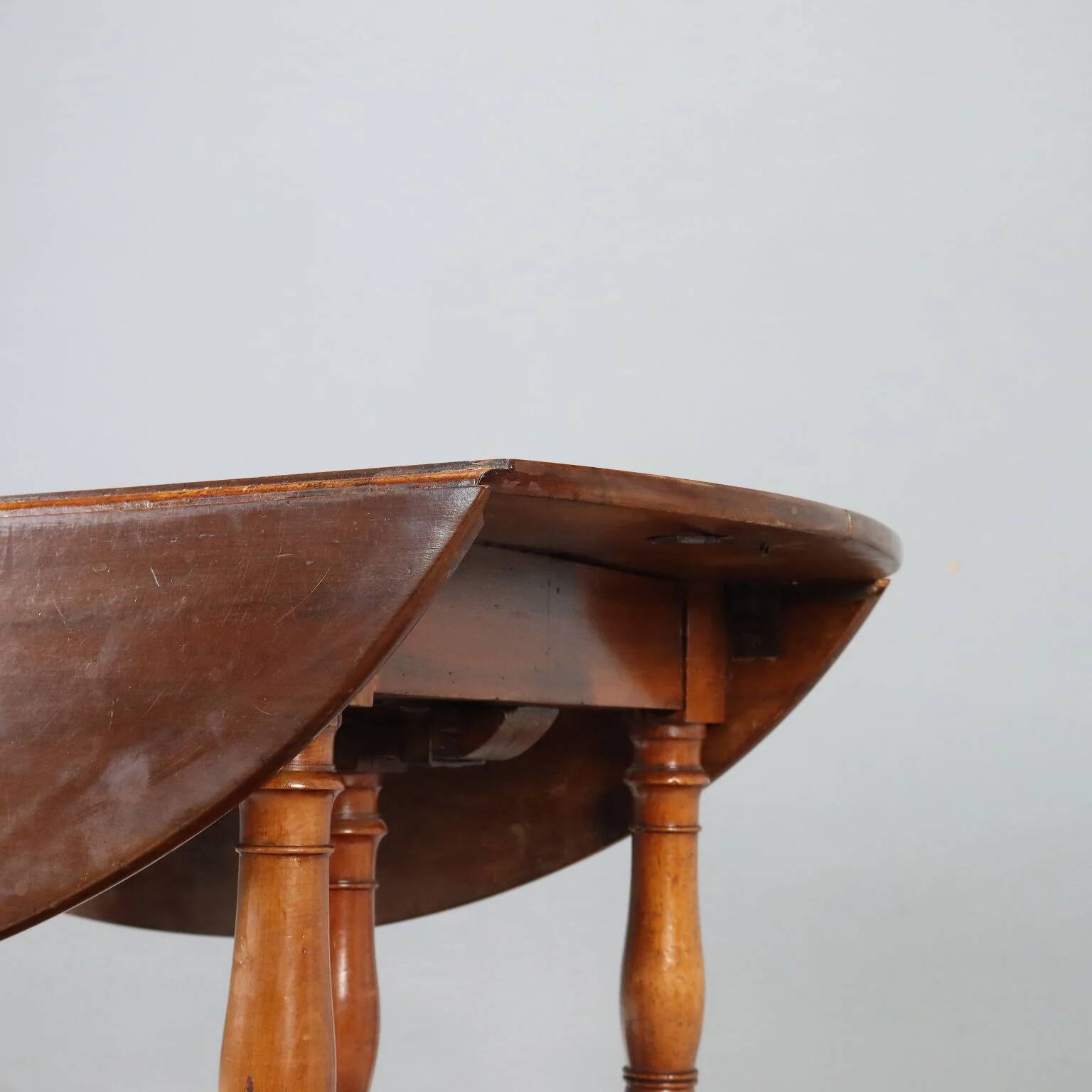 Table ancienne extensible en noyer, Italie, XIXe siècle