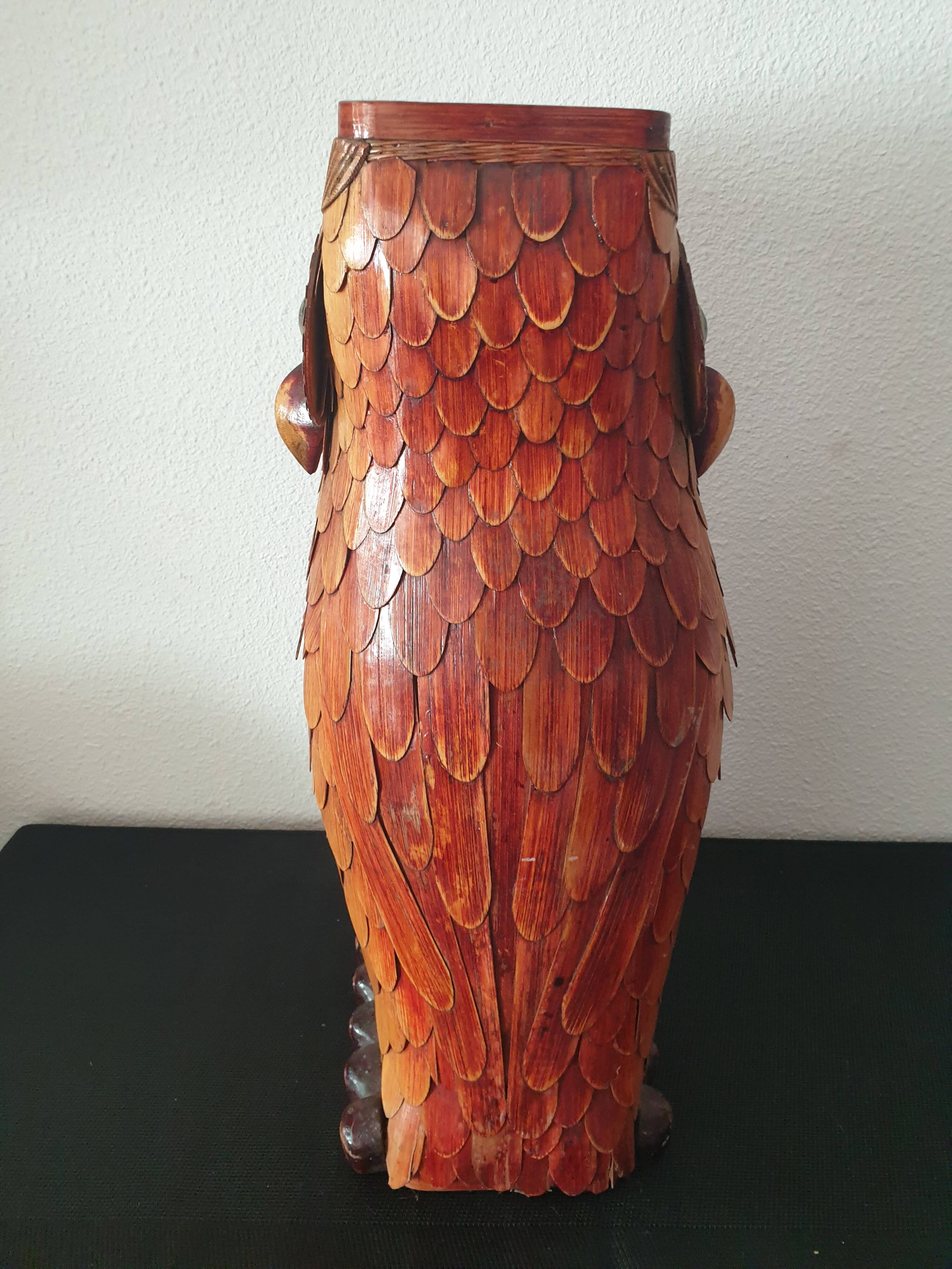 Umbrella holder in the shape of an owl in wood and wicker