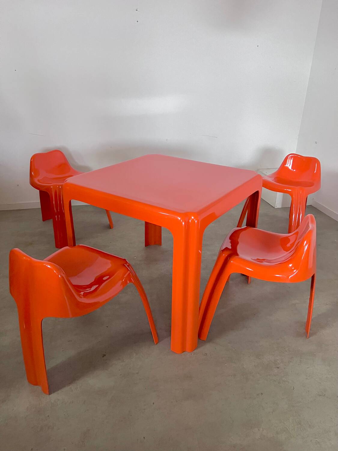 Table and 4 chairs in orange fiberglass design from the 70s Patrick Gingembre Paulus edition