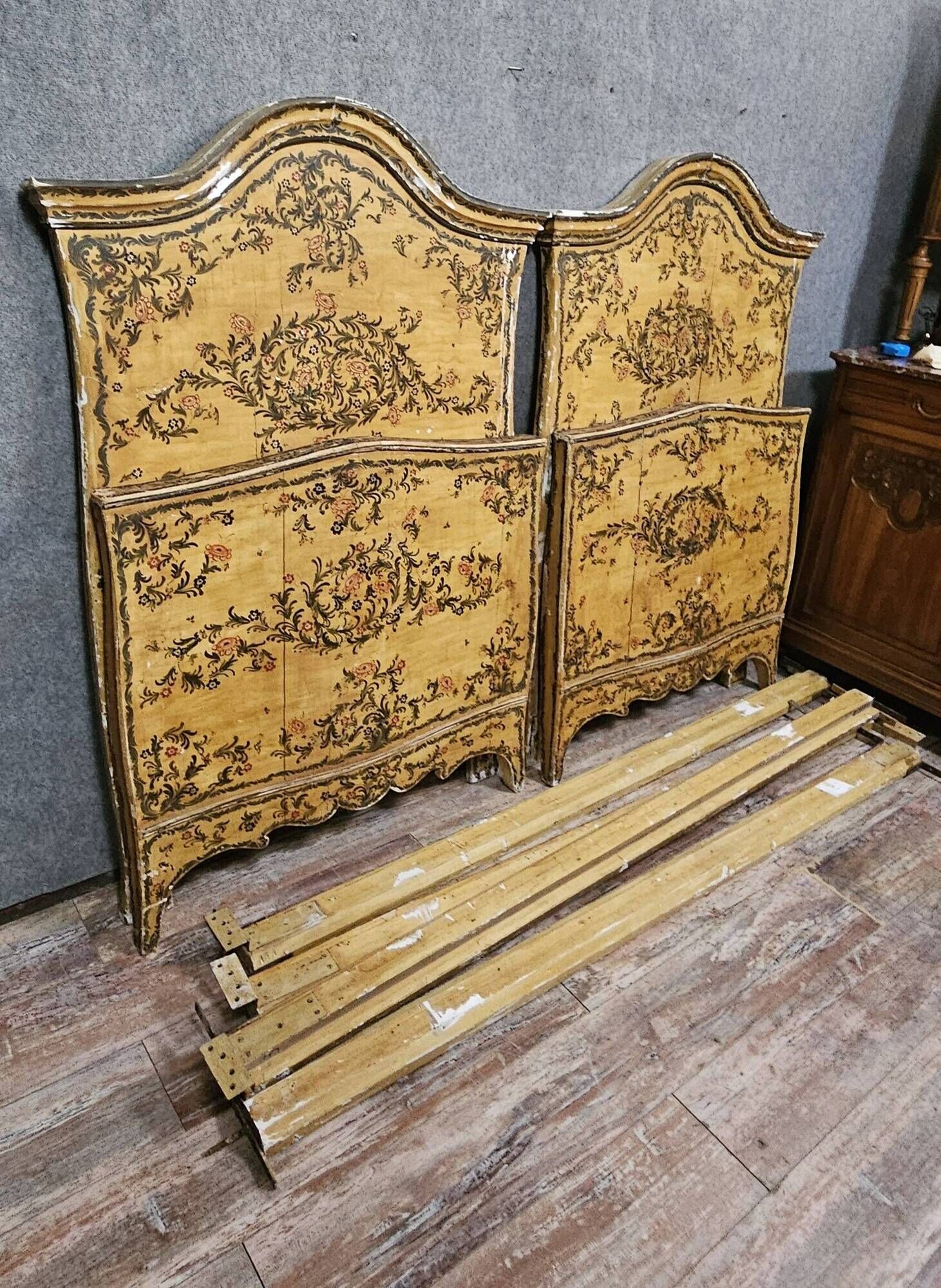 Pair of antique painted beds with floral decoration - 19th century - Venetian style