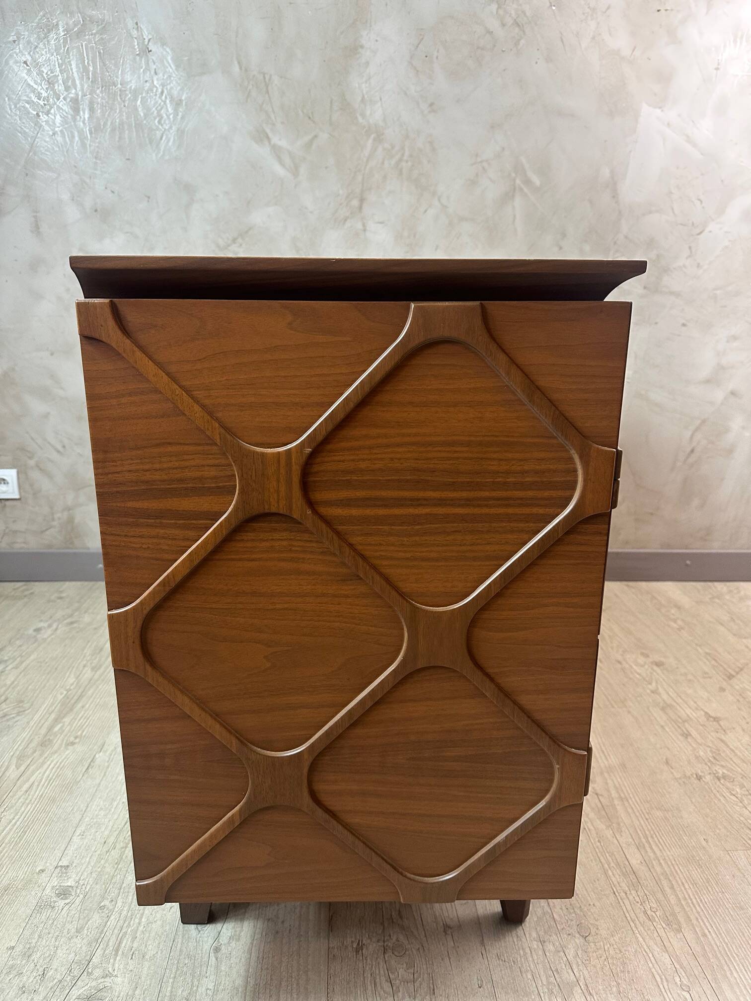 Contemporary chest of drawers