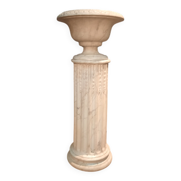 Colonne  surmontée d  une vasque en platre