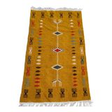 Tapis kilim jaune moutarde à motifs berbères multicolores
