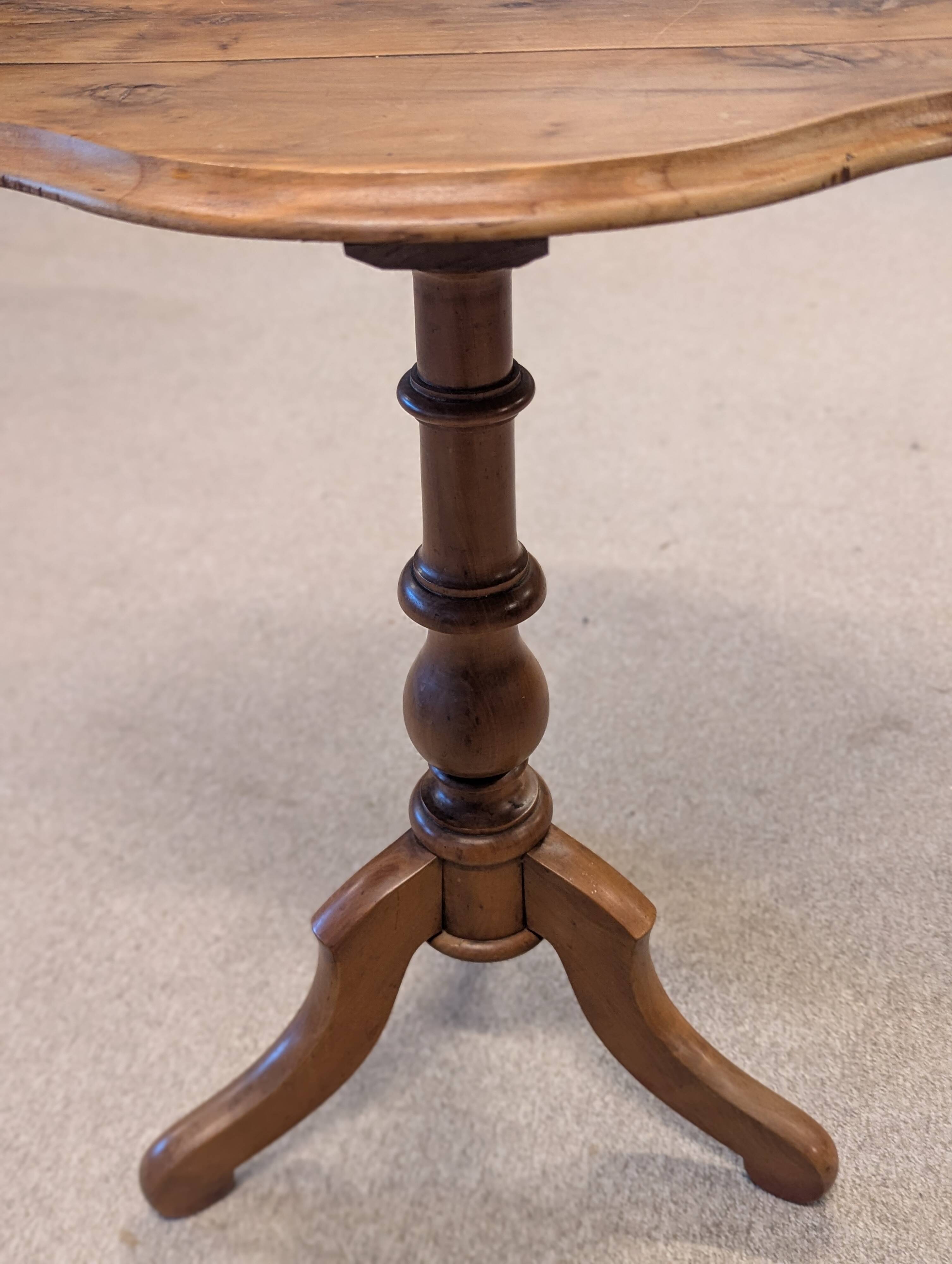 Violin side table in walnut