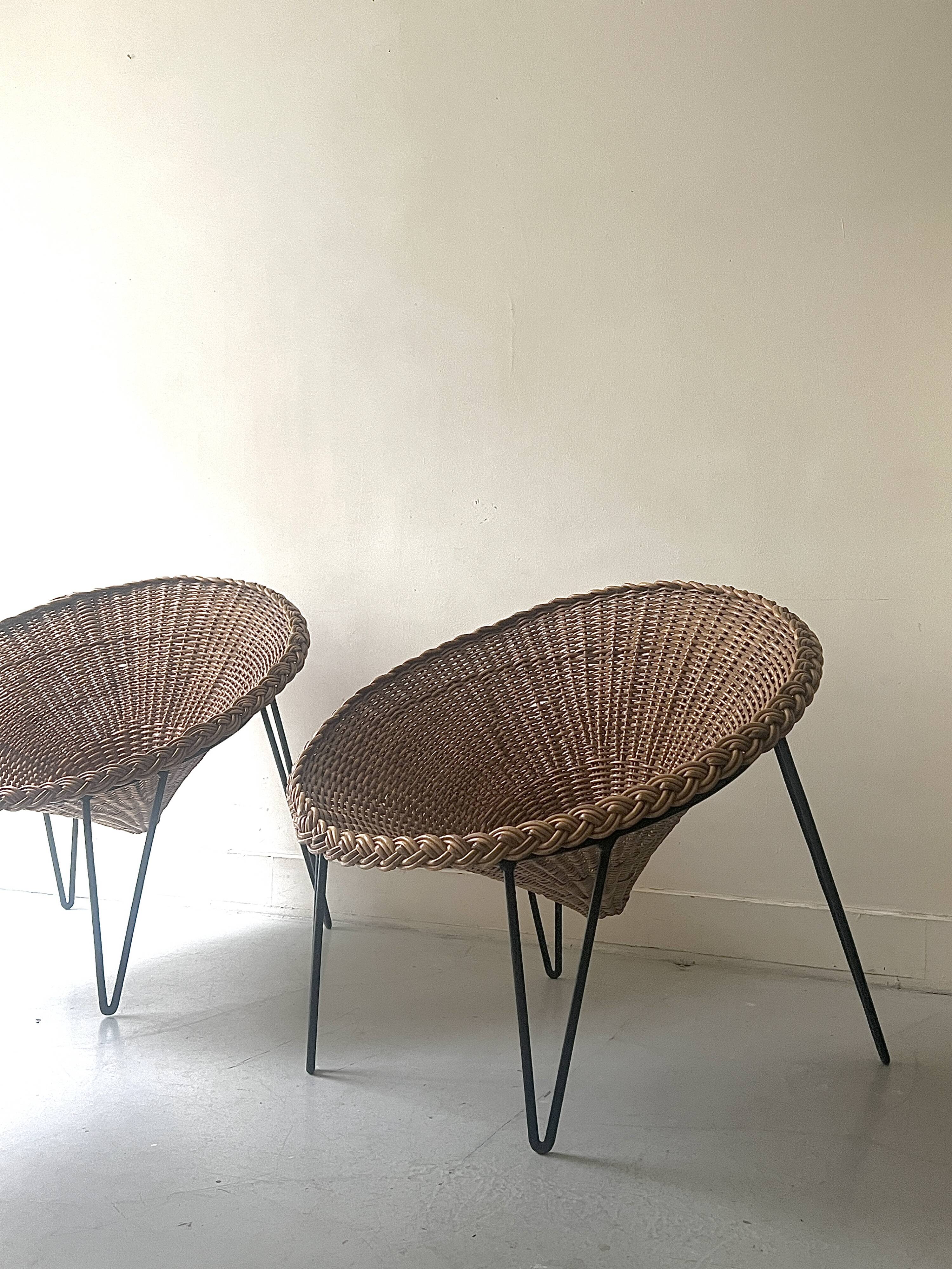 Italian sunflowers armchair in rattan and black metal, 1950s design.