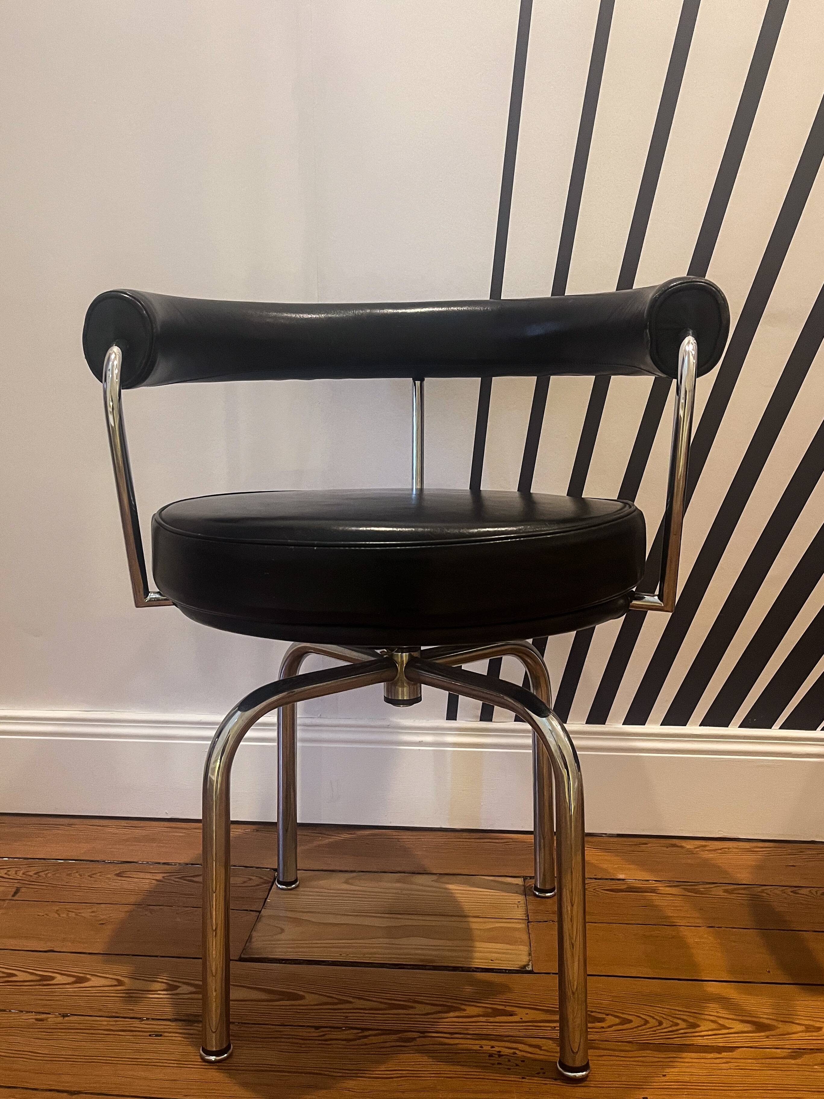 La Corbusier, Pair of LC7 armchairs, Cassina edition