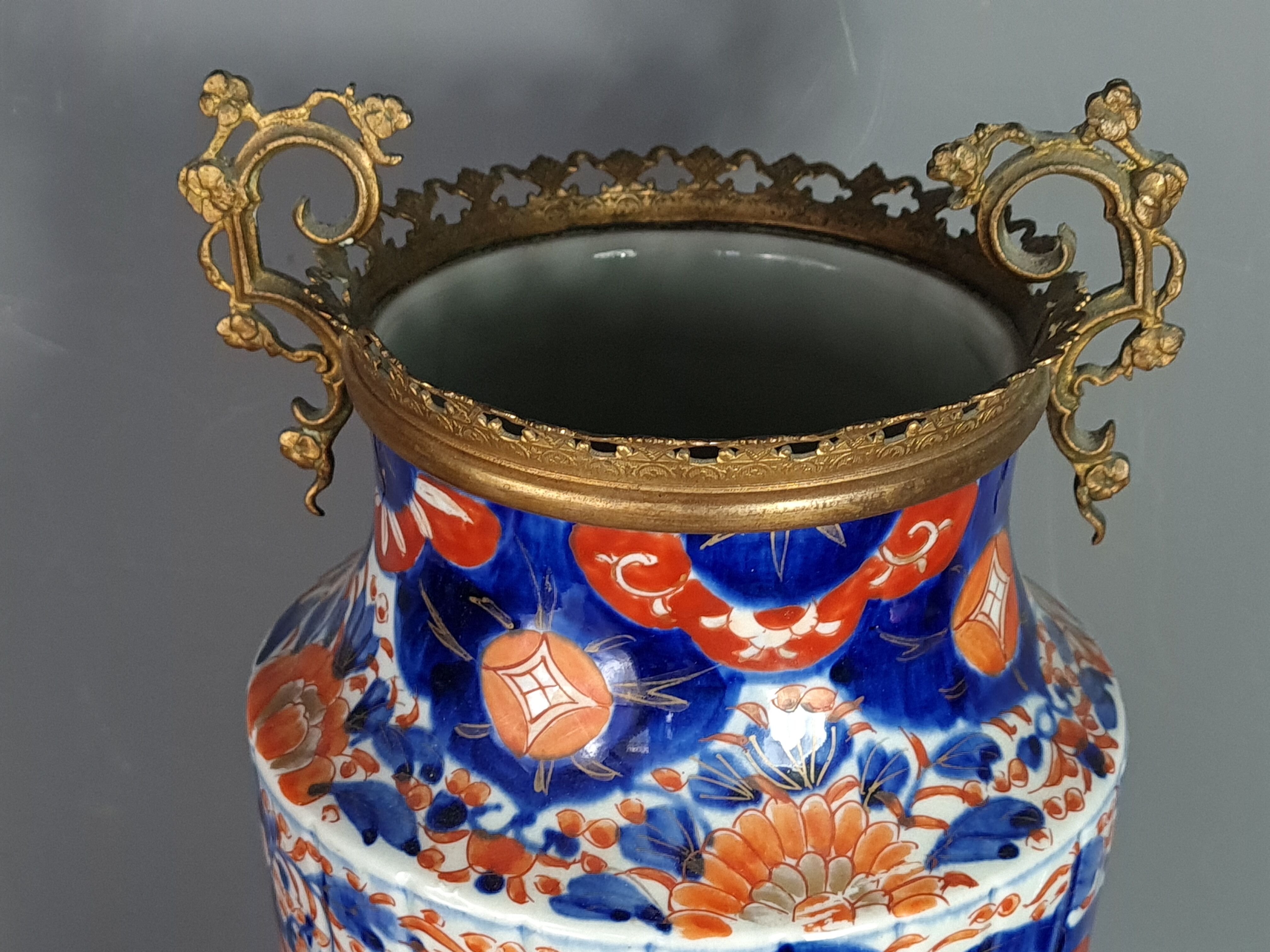 Porcelain vase Imari gilded brass frame Japan 1850-1900.  SB