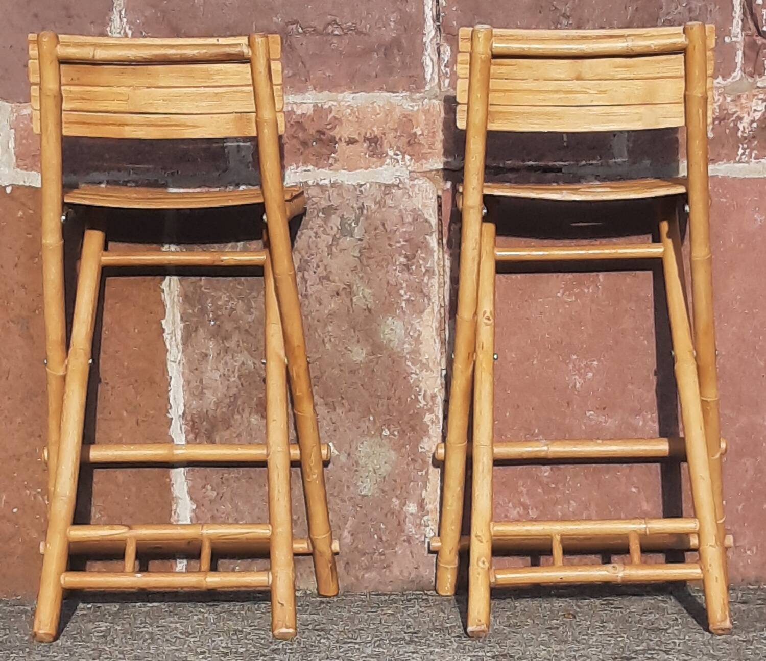 Bamboo counter or bar. (With 2 folding high chairs)
